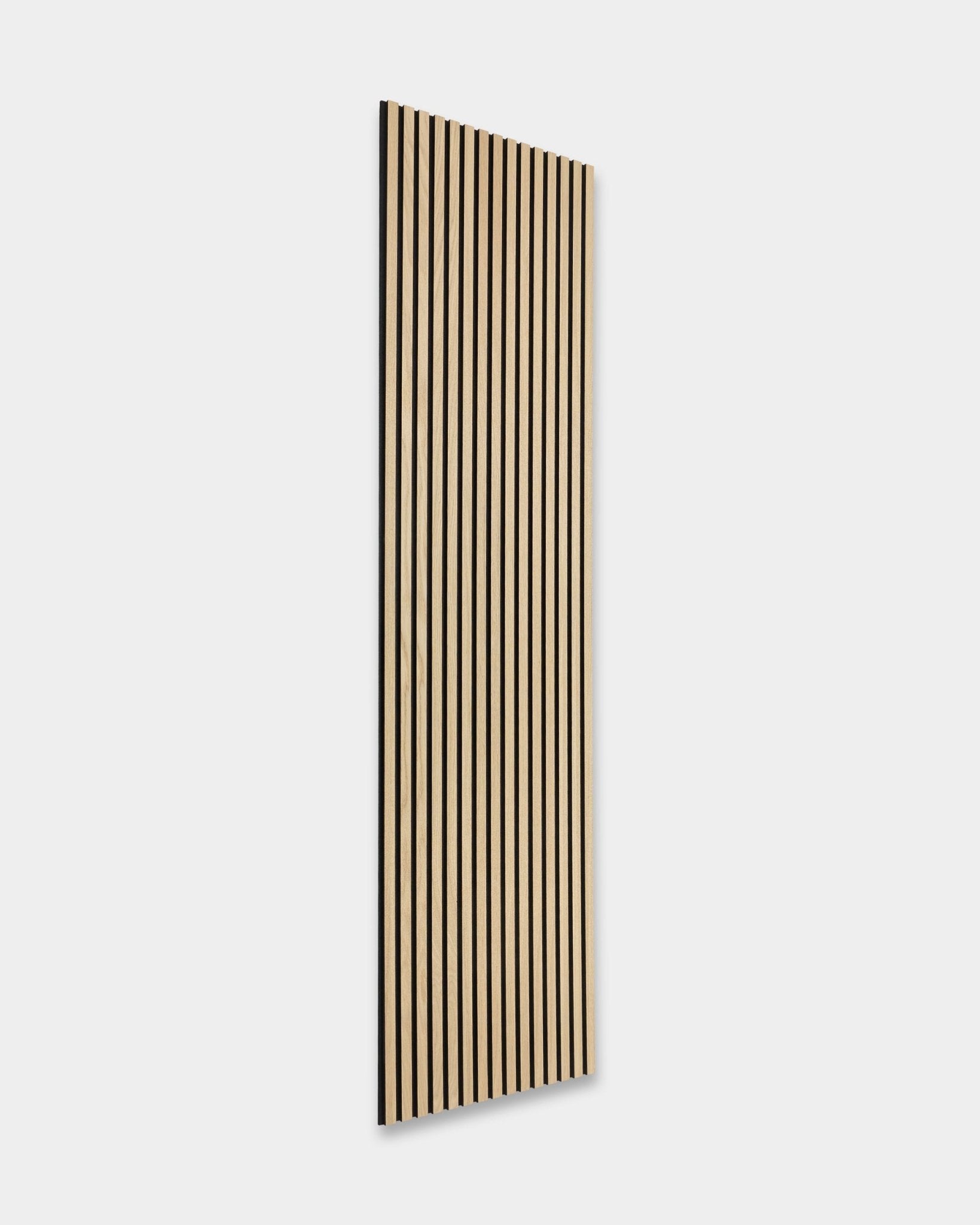 WoodUpp Original Akupanel en chêne classique avec support en feutre black et MDF black, design scandinave, présenté sur un fond gris clair uni.