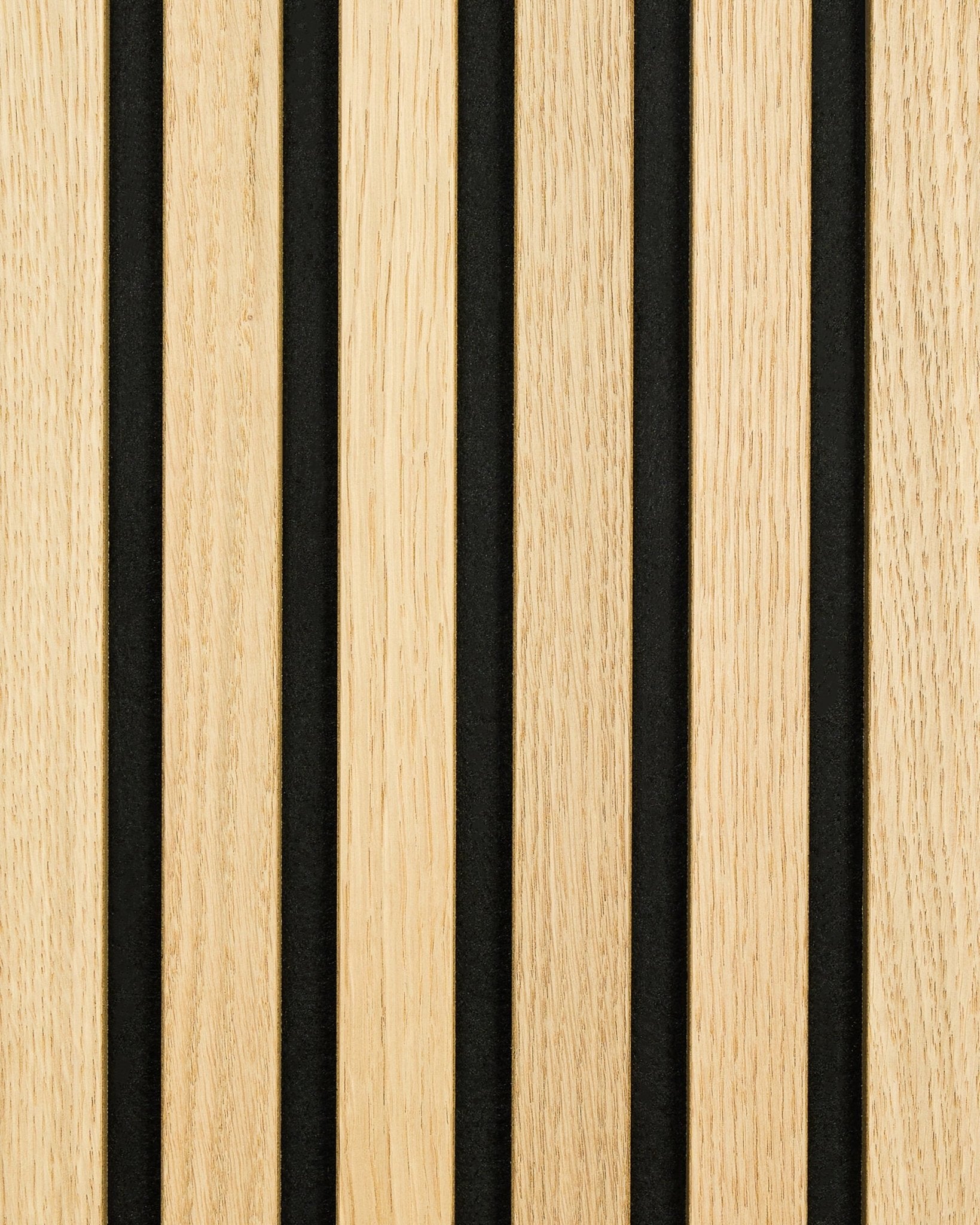 Akupanel Panneau acoustique en chêne classique avec support en feutre black, avec des lattes en bois vertical et des espacements black pour un design nordique moderne et linéaire.