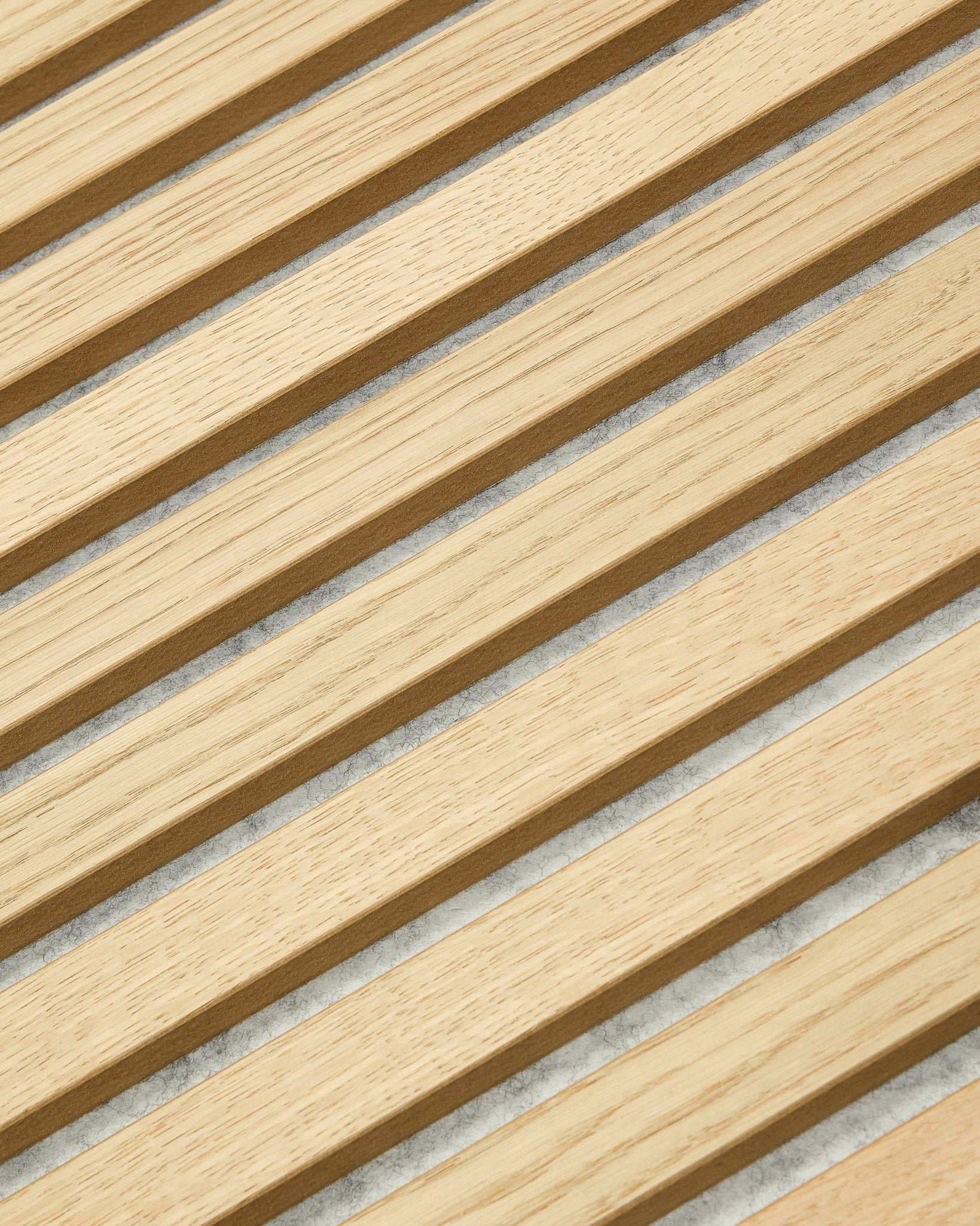 WoodUpp Original Akupanel en chêne classique et feutre Grey, format 240 x 60 cm, présente des lattes en bois vertical pour un design scandinave moderne et géométrique Panneau acoustique.