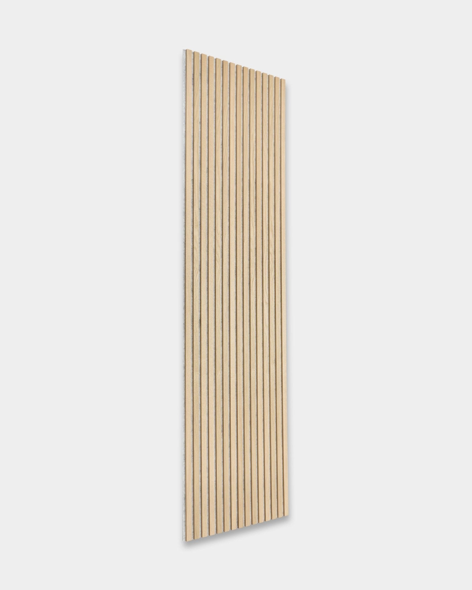 WoodUpp Akupanel Panneau acoustique en chêne classique avec support en feutre Grey, 240x60 cm, présente des lattes en bois vertical pour un design scandinave minimaliste.