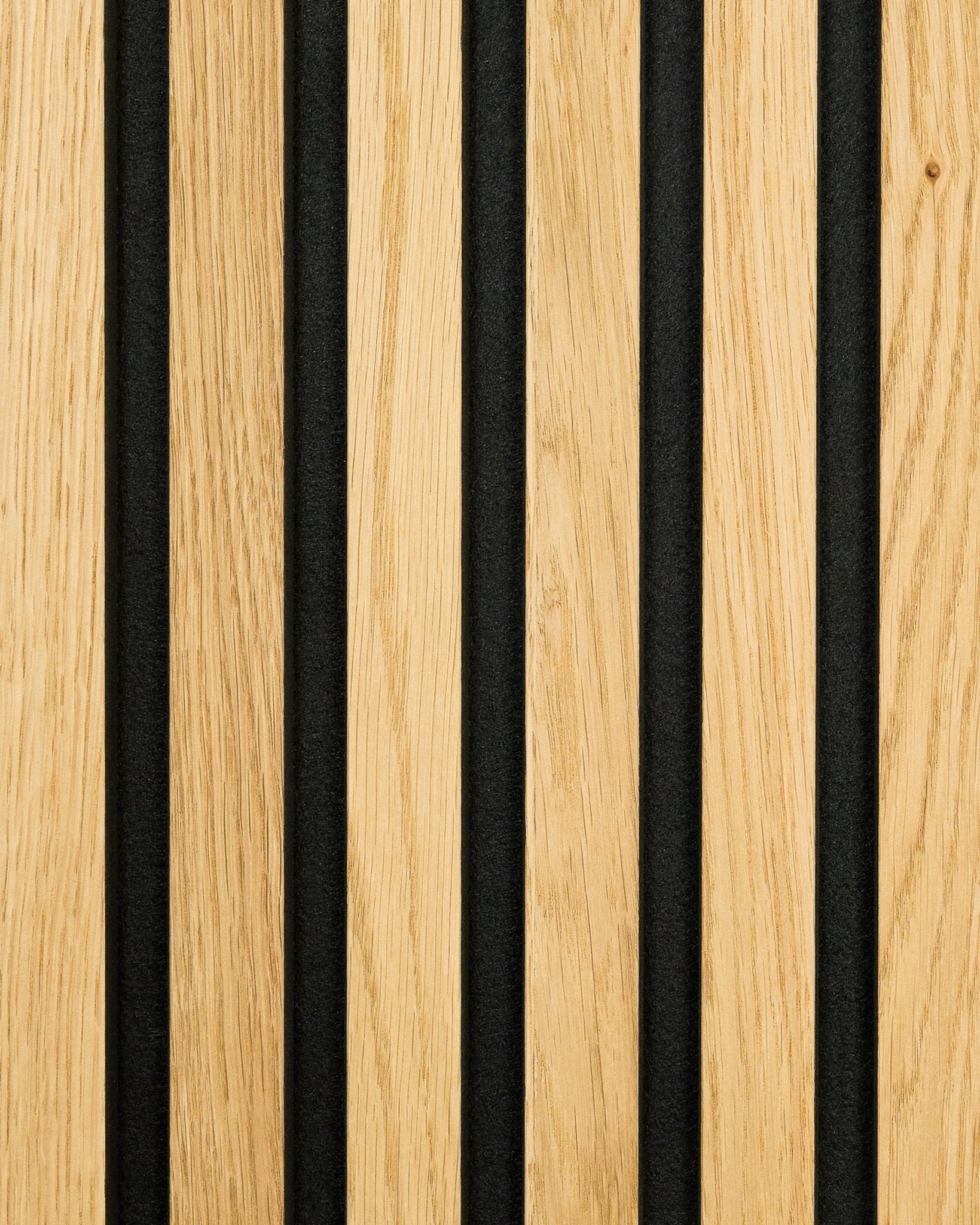 Gros plan sur l’échantillon WoodUpp Akupanel Rustic en Natural Oak, avec une alternance de lattes en bois clair et de rainures acoustiques black pour l’absorption du son.