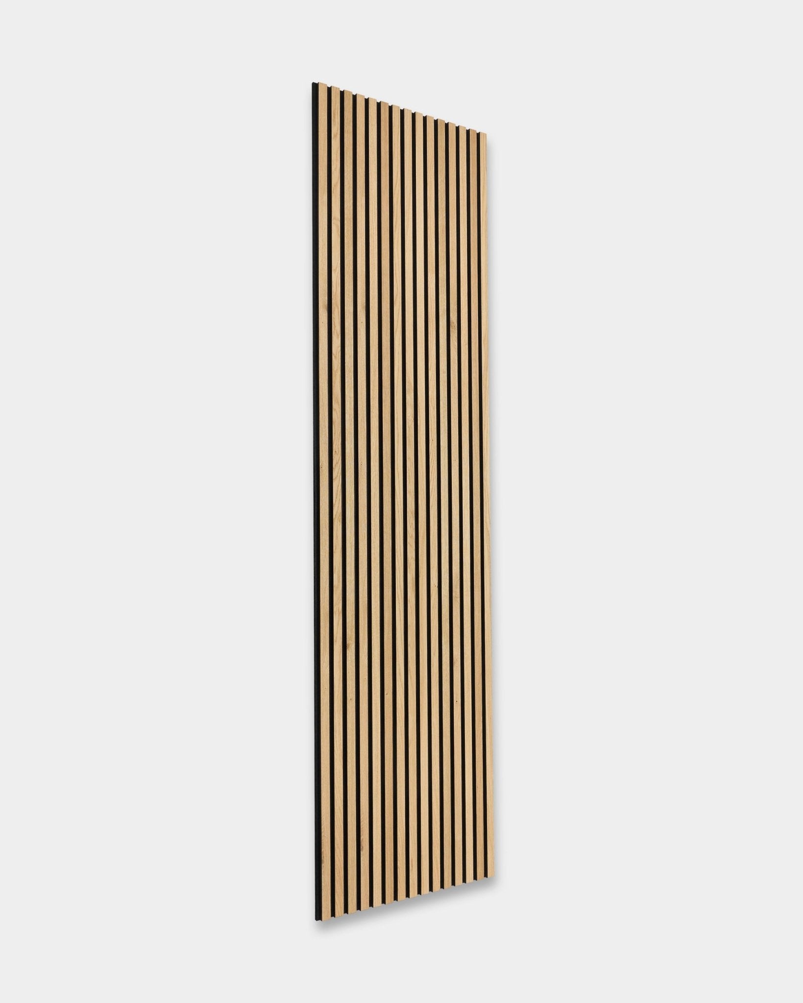 WoodUpp Akupanel en Natural Oak, 240x60 cm : Panneau acoustique scandinave avec des lattes vertical black, monté sur un mur blanc. Design nordique minimaliste.