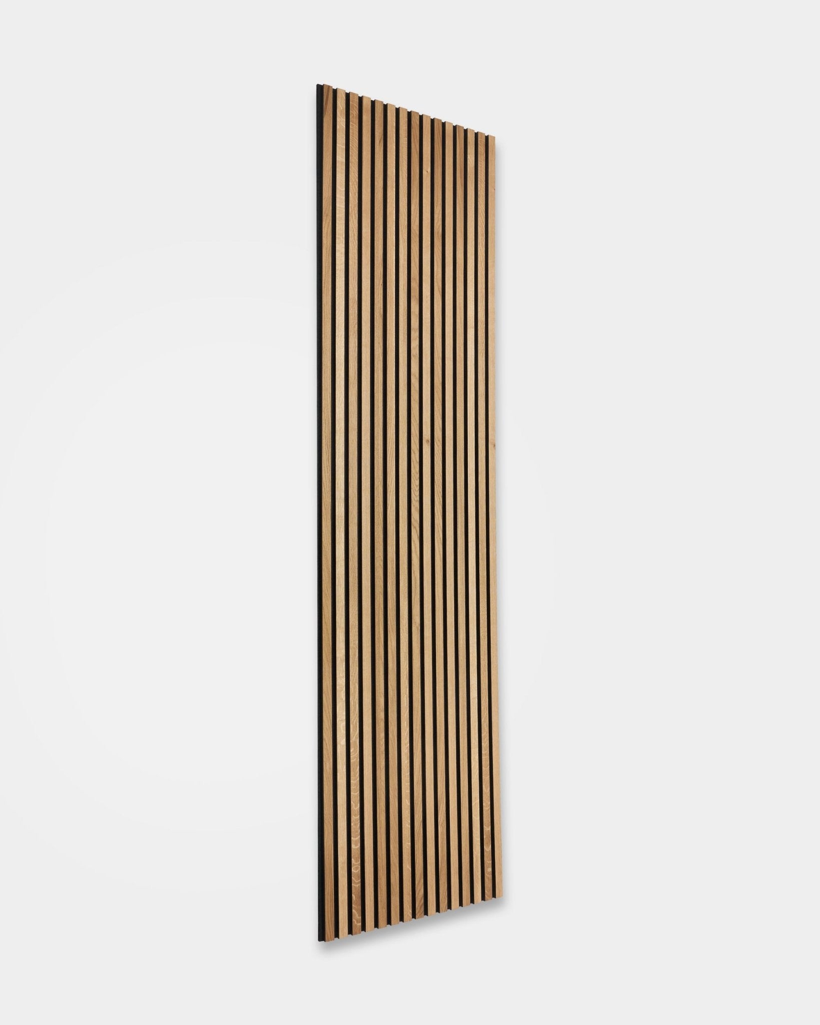 WoodUpp Rustic Akupanel en chêne Brown (300 x 60 cm) Panneau acoustique avec des lattes vertical natural wood dans un design scandinave d’inspiration nordique.