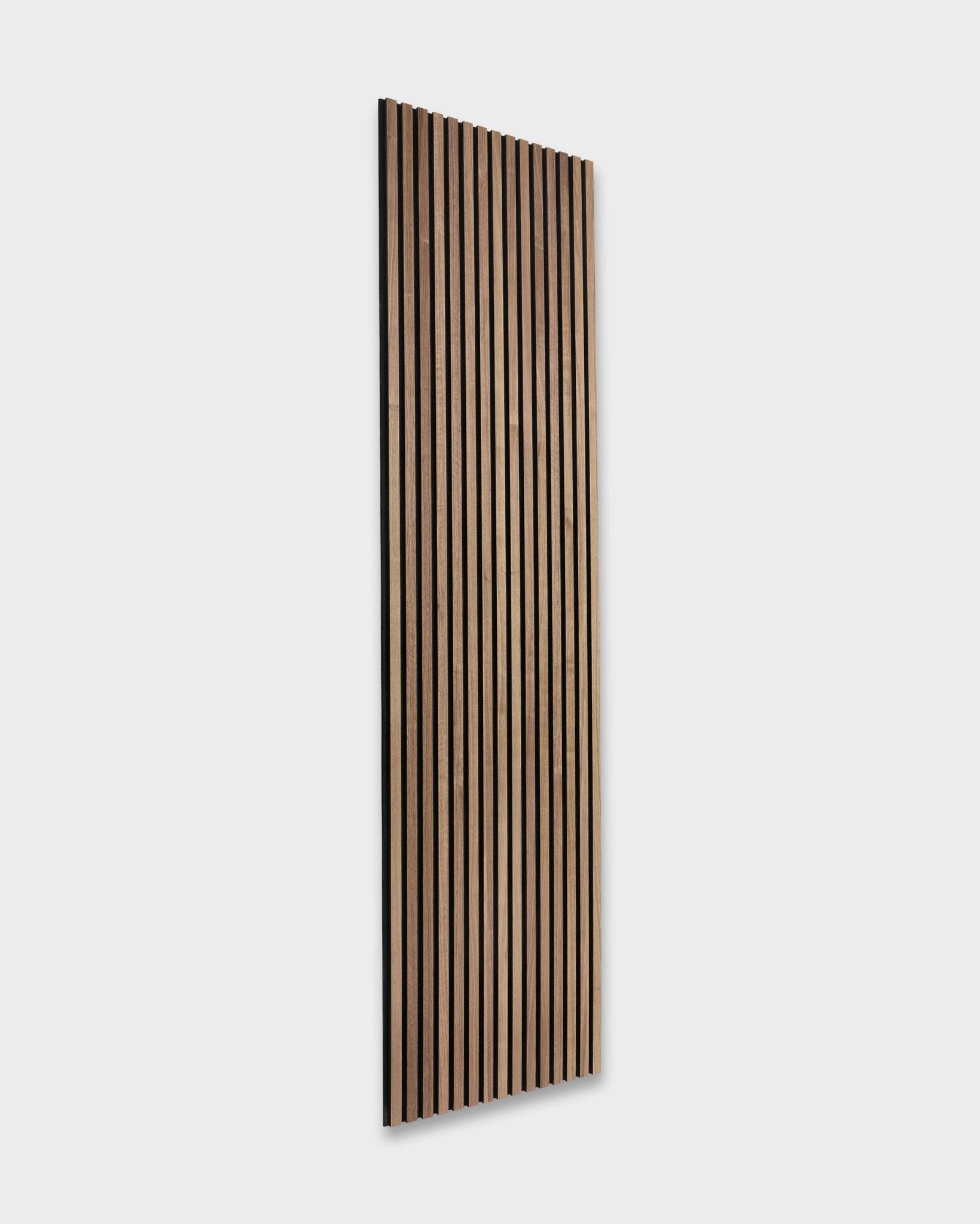 WoodUpp Original Akupanel en noyer (240x60cm) présente des lattes acoustiques brown foncées, montées sur un mur clair grey, dans un style nordique inspiré du design scandinave.