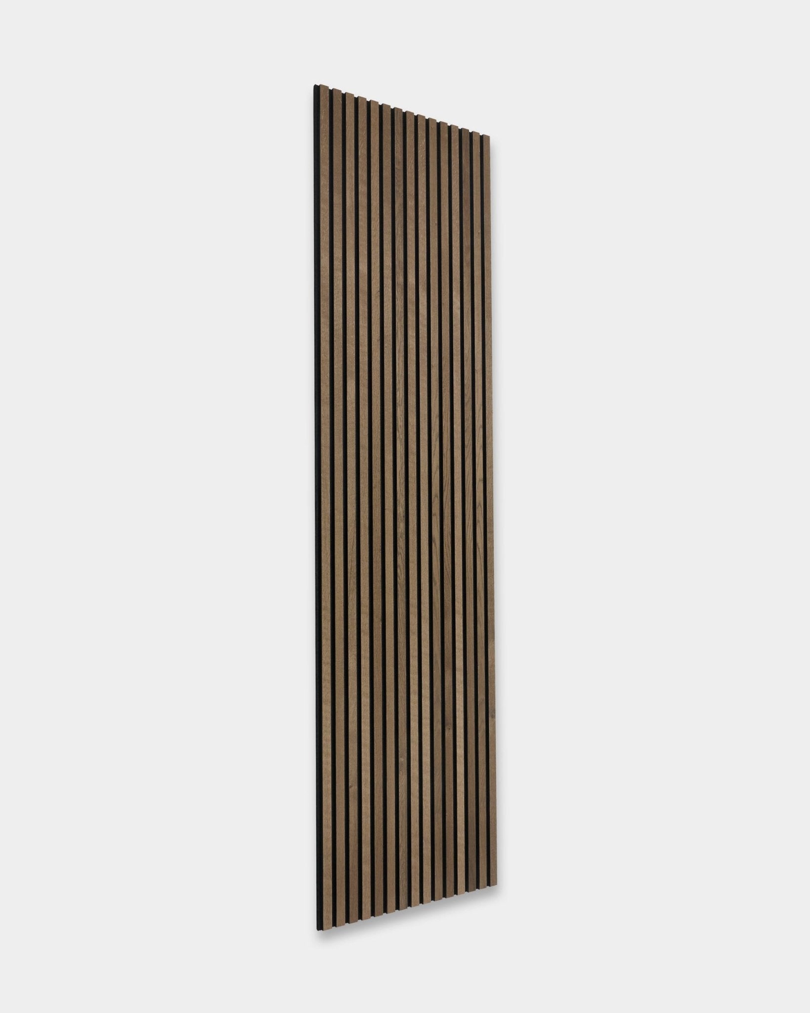 WoodUpp Akupanel en Grey Oak (300x60cm) avec des lattes vertical, finition chêne gris clair, design scandinave minimaliste Panneau acoustique.