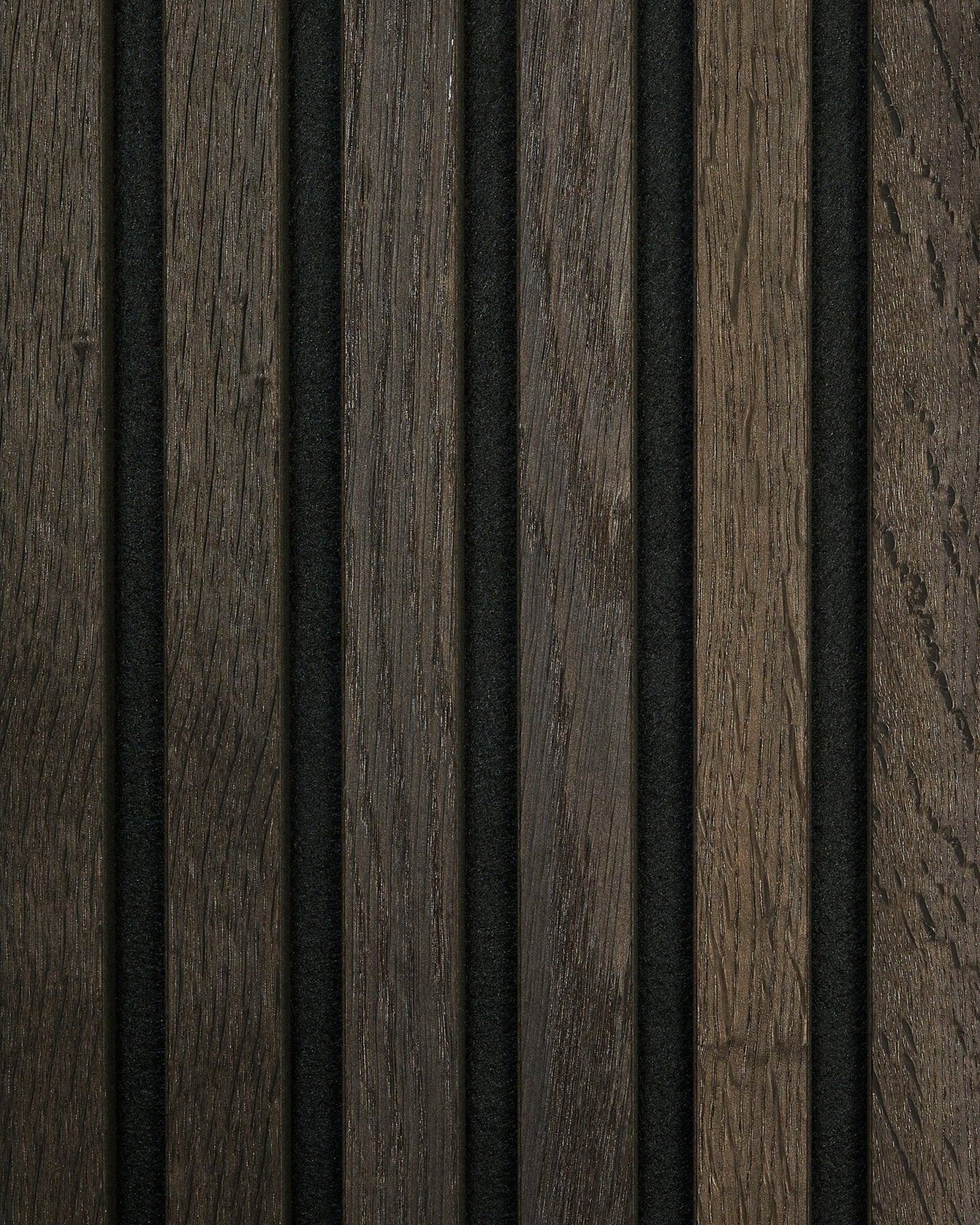 Gros plan sur l’échantillon WoodUpp Akupanel Rustic en Smoked Oak, avec des lattes acoustiques vertical dans des tons brown clairs et foncés, séparées par de fins espaces black.