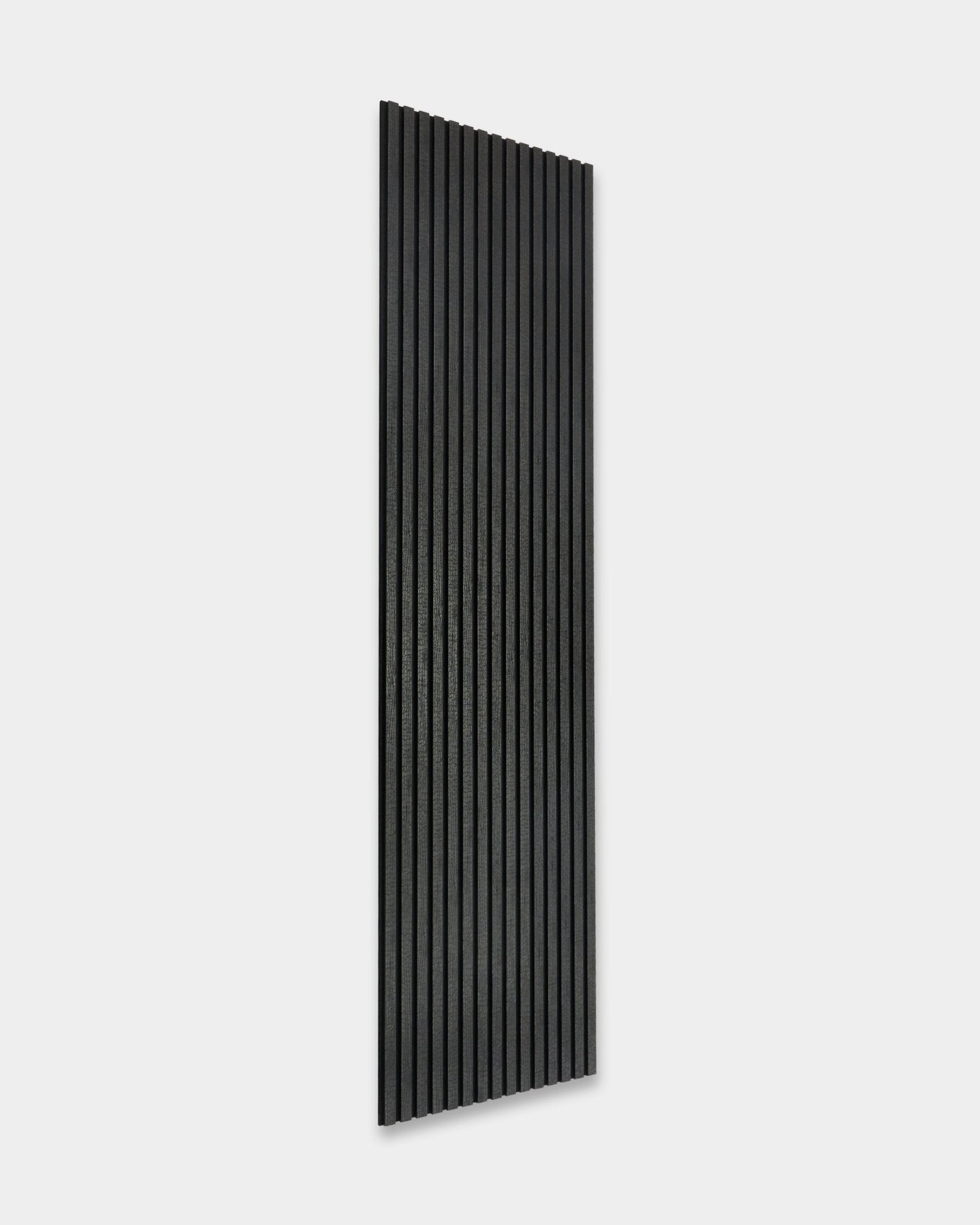 Le Rebel Akupanel de WoodUpp en Charcoal (240x60 cm), un Panneau acoustique nordique avec des rainures vertical, présenté sur un fond gris clair.