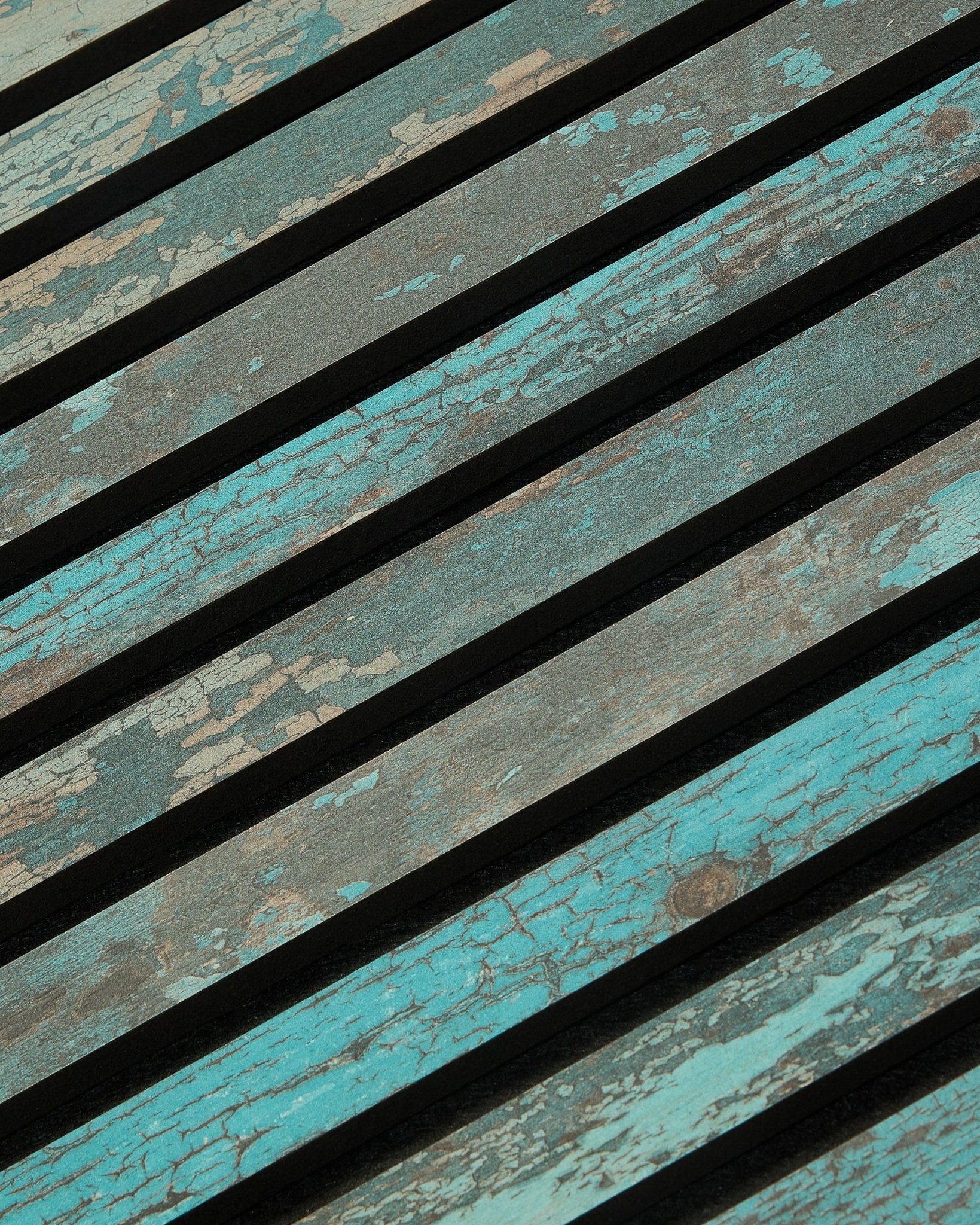 WoodUpp Akupanel Rebel en Bleu oxyde, panneau acoustique en bois 240x60 cm avec texture patinée et design nordique à lattes.