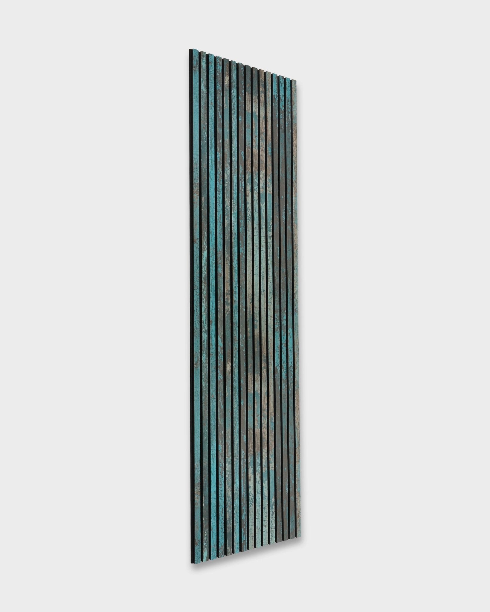 WoodUpp Akupanel Rebel en Bleu oxyde (240x60 cm), un Panneau acoustique nordique avec des lattes en bois vertical en bleu, vert et brown.