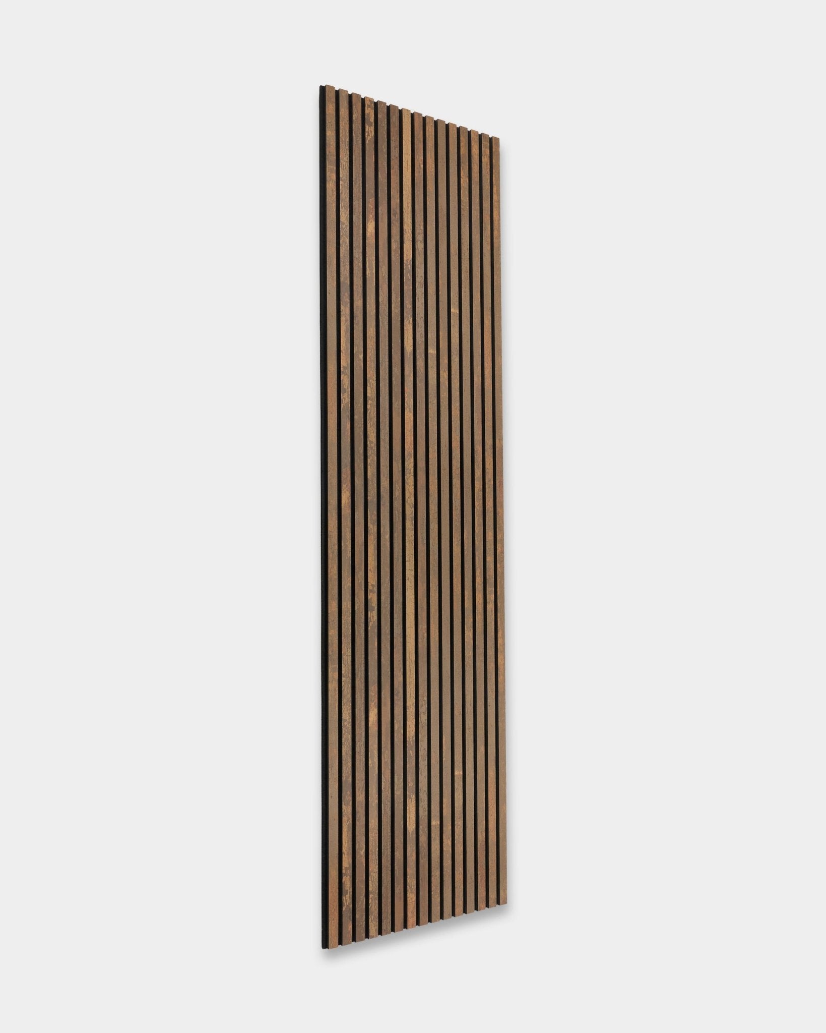 Le Rebel Akupanel en Oxide Copper, 240x60 cm par WoodUpp, Panneau acoustique avec un design à lattes sur un fond gris clair uni.