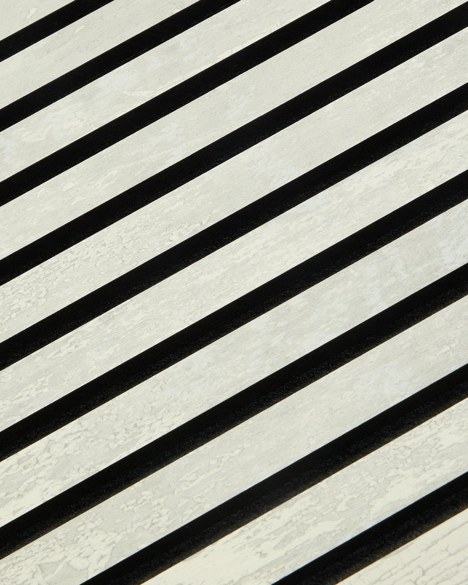 Le Akupanel Panneau acoustique de WoodUpp en Oxide White présente black et des rayures diagonales blanches à texture rainurée. Dimensions : 240 x 60 cm. Design nordique.