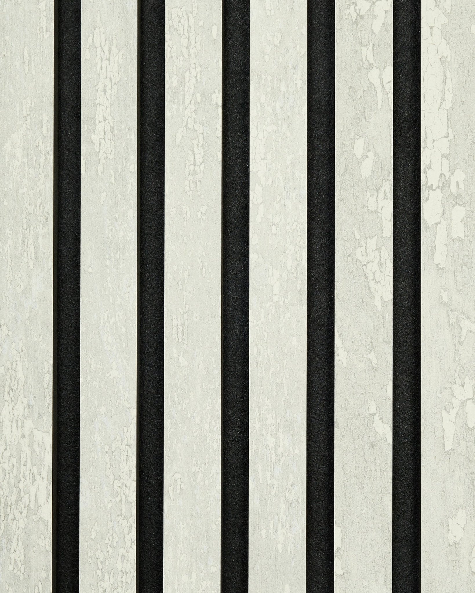 Échantillon Akupanel en Rebel | White Oxide de WoodUpp, avec black marqué et des rayures blanc cassé texturées à l’aspect vieilli, comme une peinture écaillée.