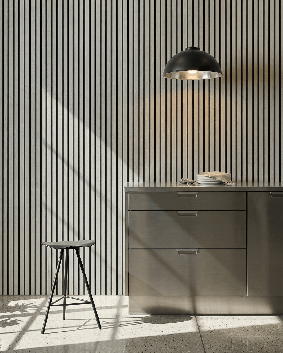 Cuisine minimaliste avec un WoodUpp Akupanel Panneau acoustique en Oxide White avec feutre Black, 240 x 60 cm, comme élément mural à lattes vertical.