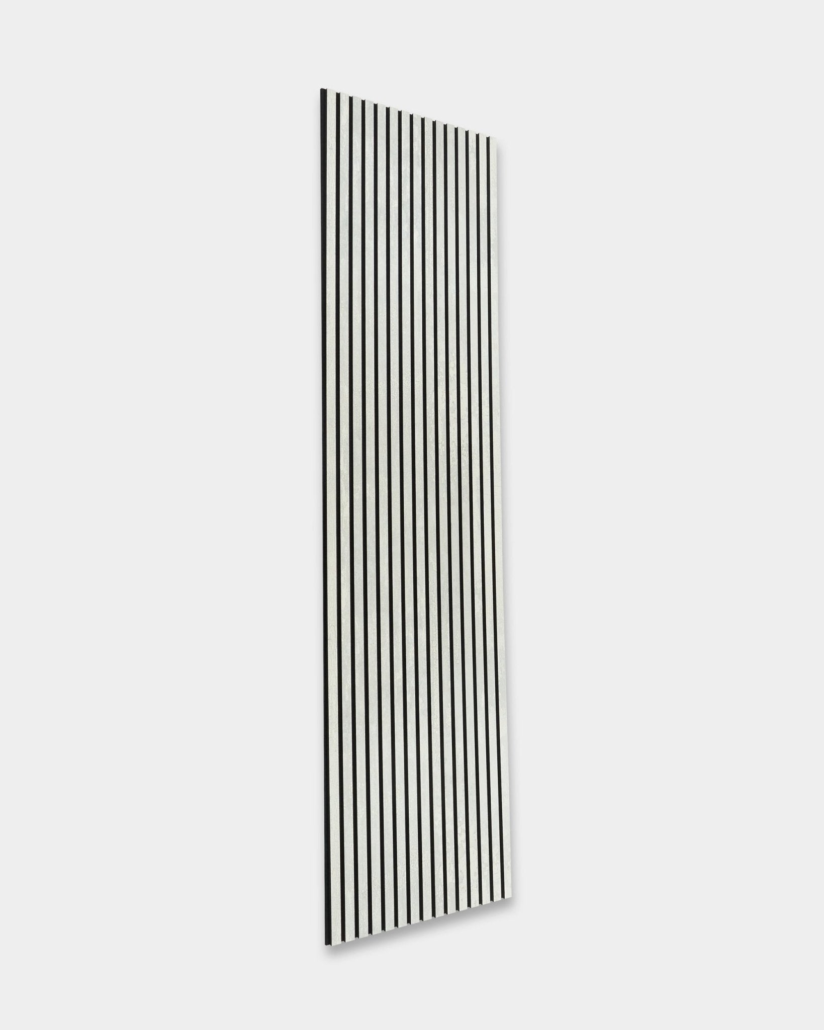 WoodUpp Rebel Akupanel en Oxide White (240 x 60 cm) avec des lattes black vertical, pour améliorer l’acoustique de la pièce sur un fond gris clair. Design minimaliste nordique.