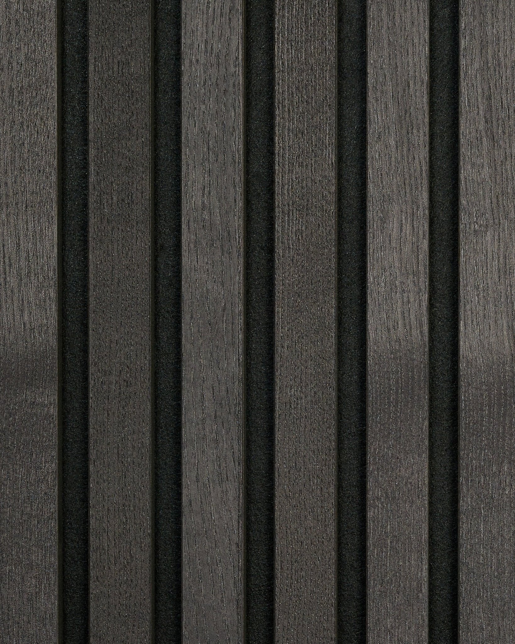Échantillon WoodUpp Tonal Black Ash Panneau acoustique avec des lattes en bois vertical foncé et de fins espaces black, créant un design nordique minimaliste à rayures.