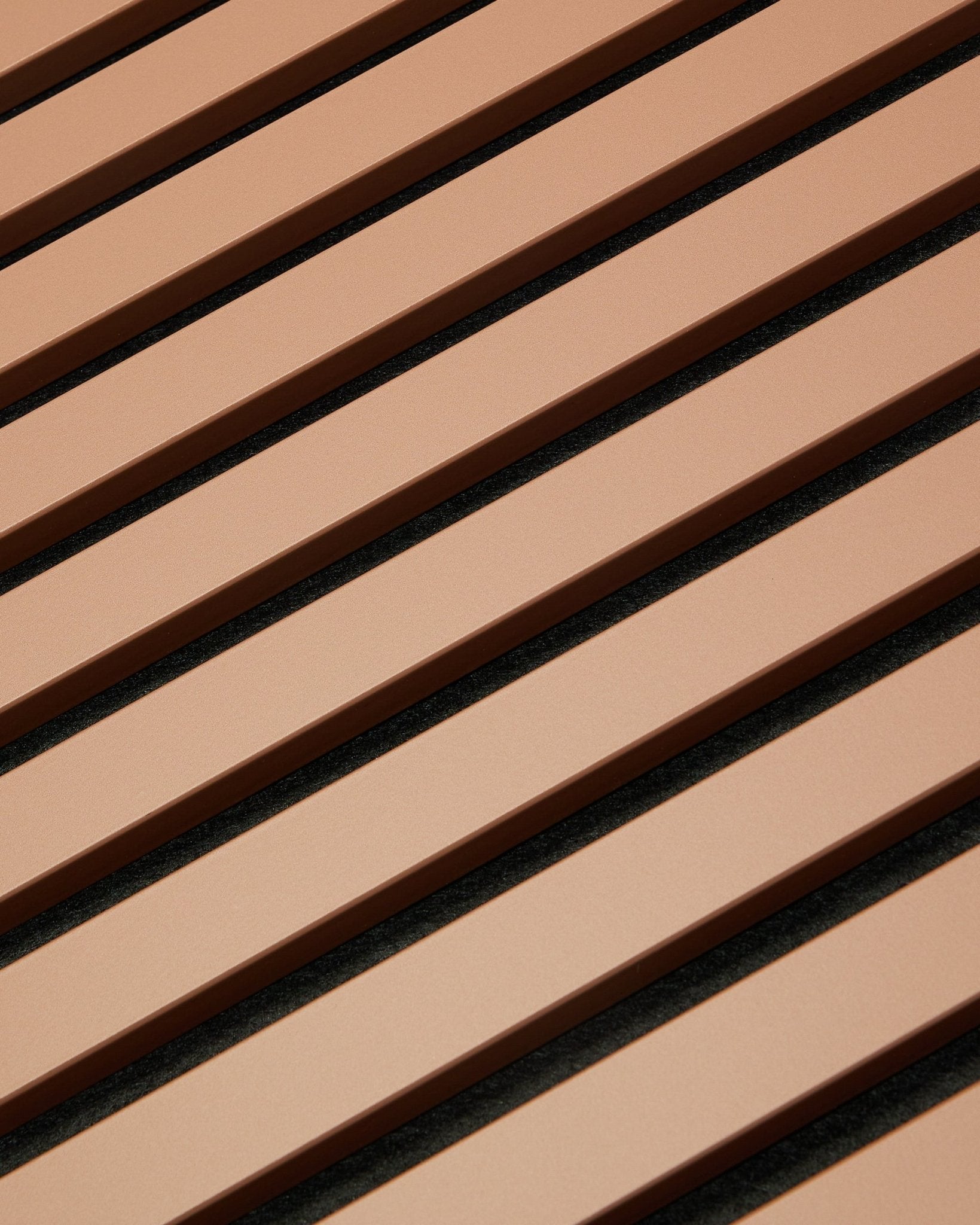 Des lattes diagonales brown et black forment un motif rayé sur un Hue | Akupanel / Clay Panneau acoustique de 240 x 60 cm par WoodUpp, dans un esprit de design nordique.