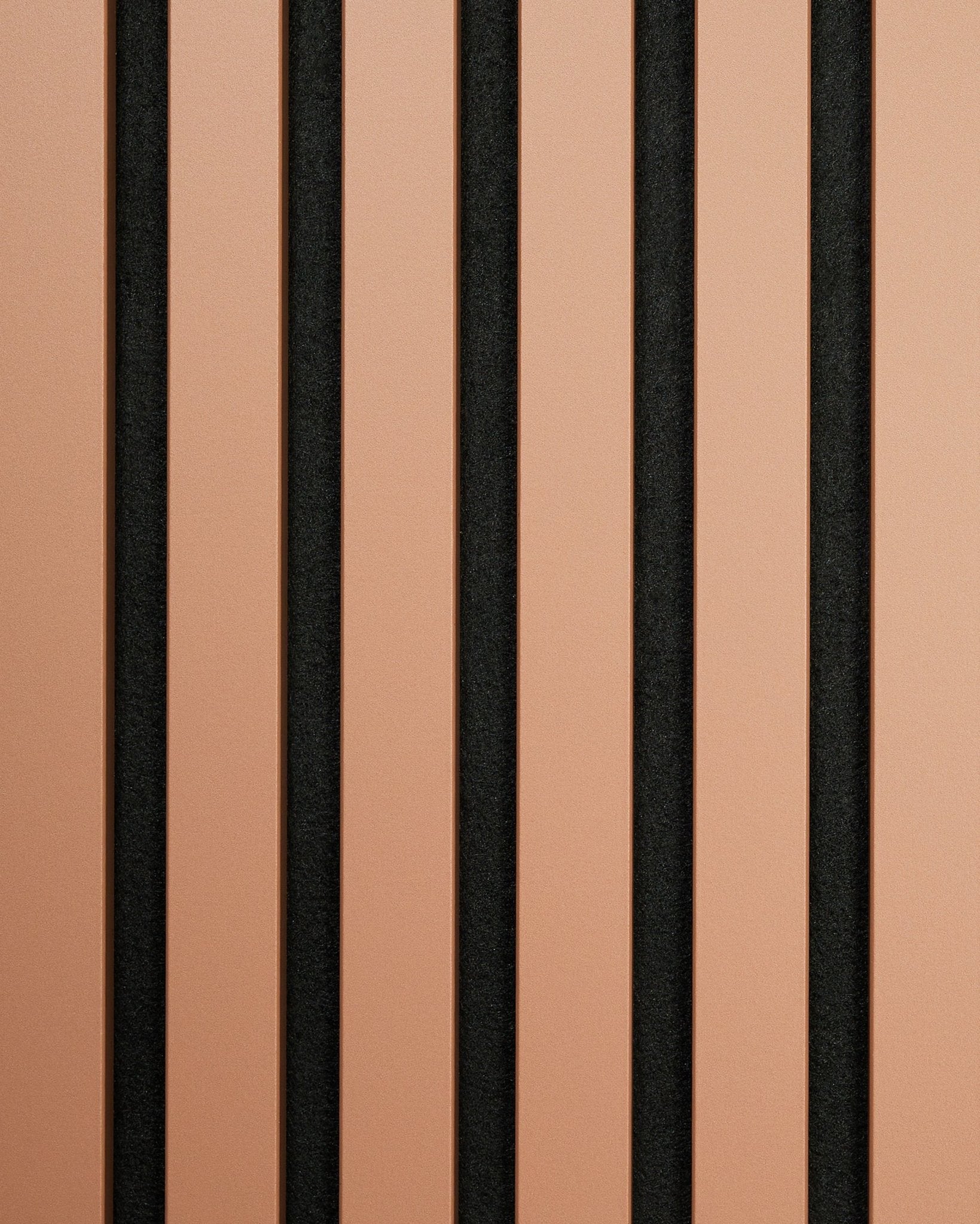 Le Hue | Sample / Clay de WoodUpp présente vertical panneaux acoustiques clairs brown et black dans un motif rayé minimaliste, qui met en valeur le design nordique.