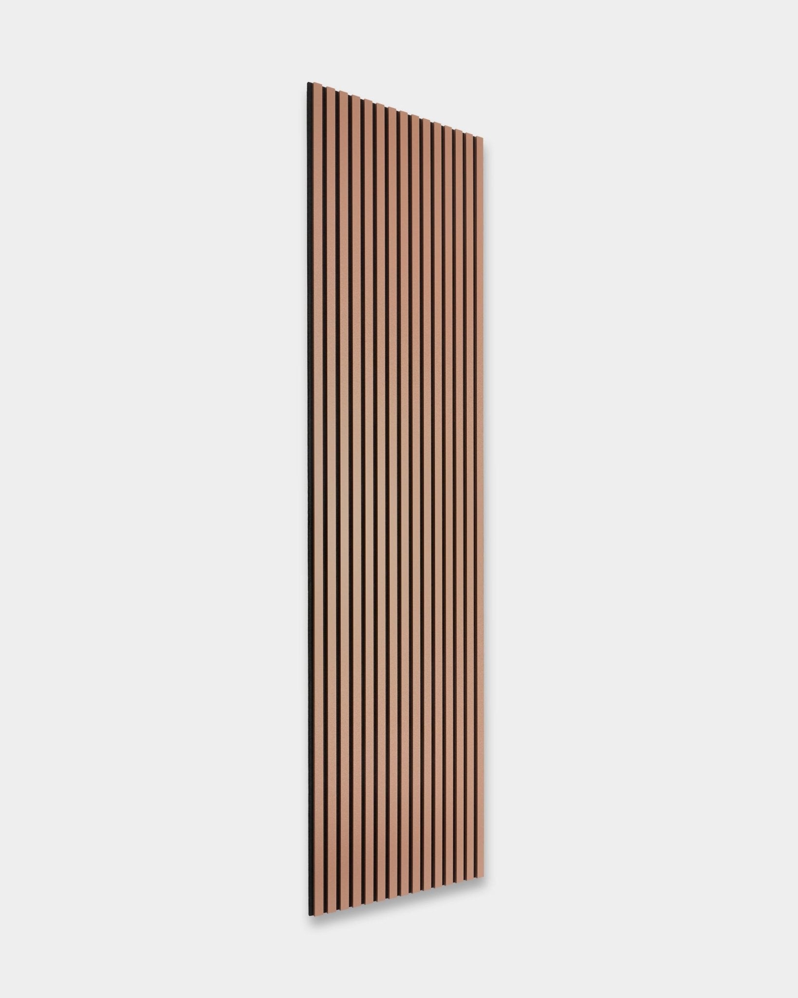 Panneau acoustique en bois Clay de WoodUpp (240 x 60 cm) avec lattes vertical, incliné sur un fond clair uni, illustrant un design nordique minimaliste.