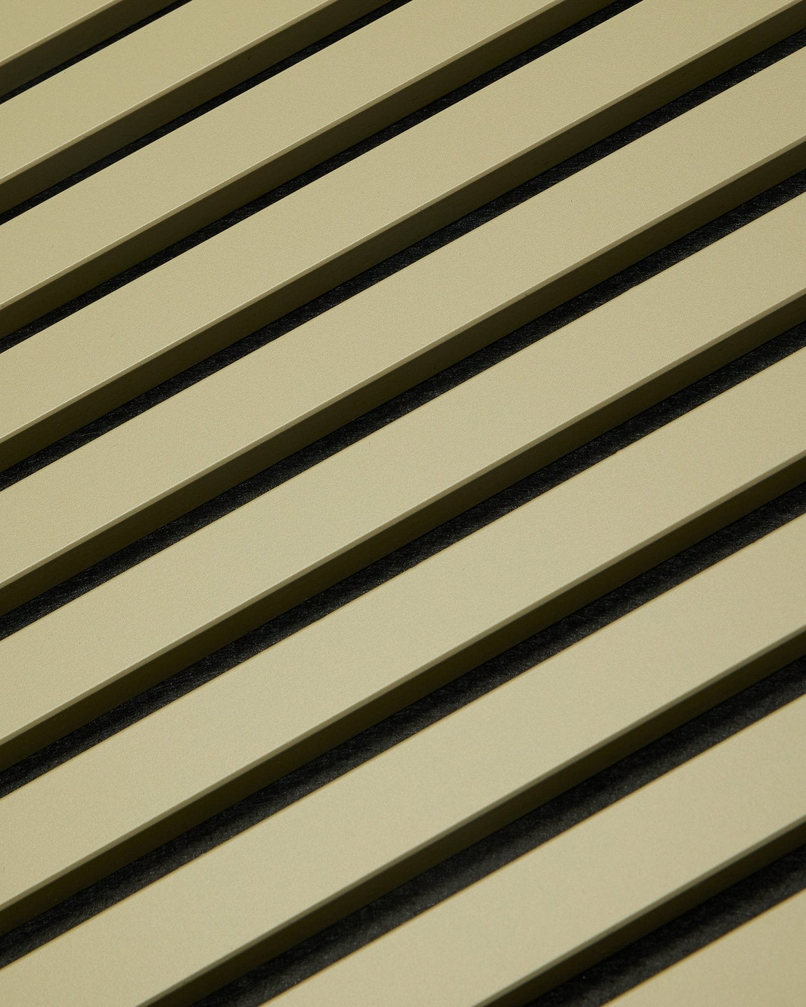 Le WoodUpp Hue Akupanel Moss (240 x 60 cm) Panneau acoustique avec des lattes en bois beige et des interstices foncés, créant un motif rayé et géométrique pour l’absorption acoustique.
