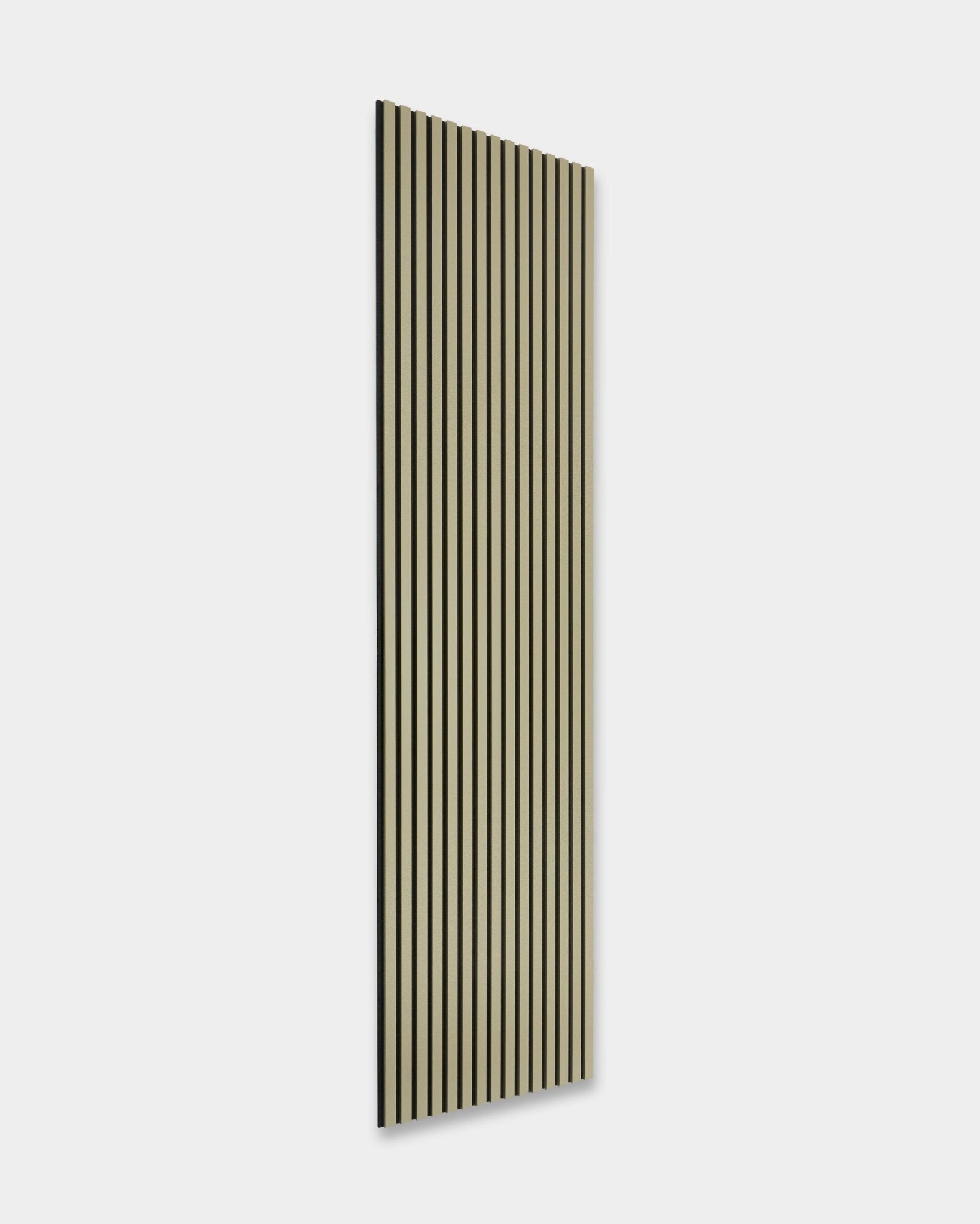 Le Hue Akupanel en Moss de WoodUpp, 240 x 60 cm, présente des lattes acoustiques en bois vertical black et beige sur un fond gris clair pour l’absorption acoustique.