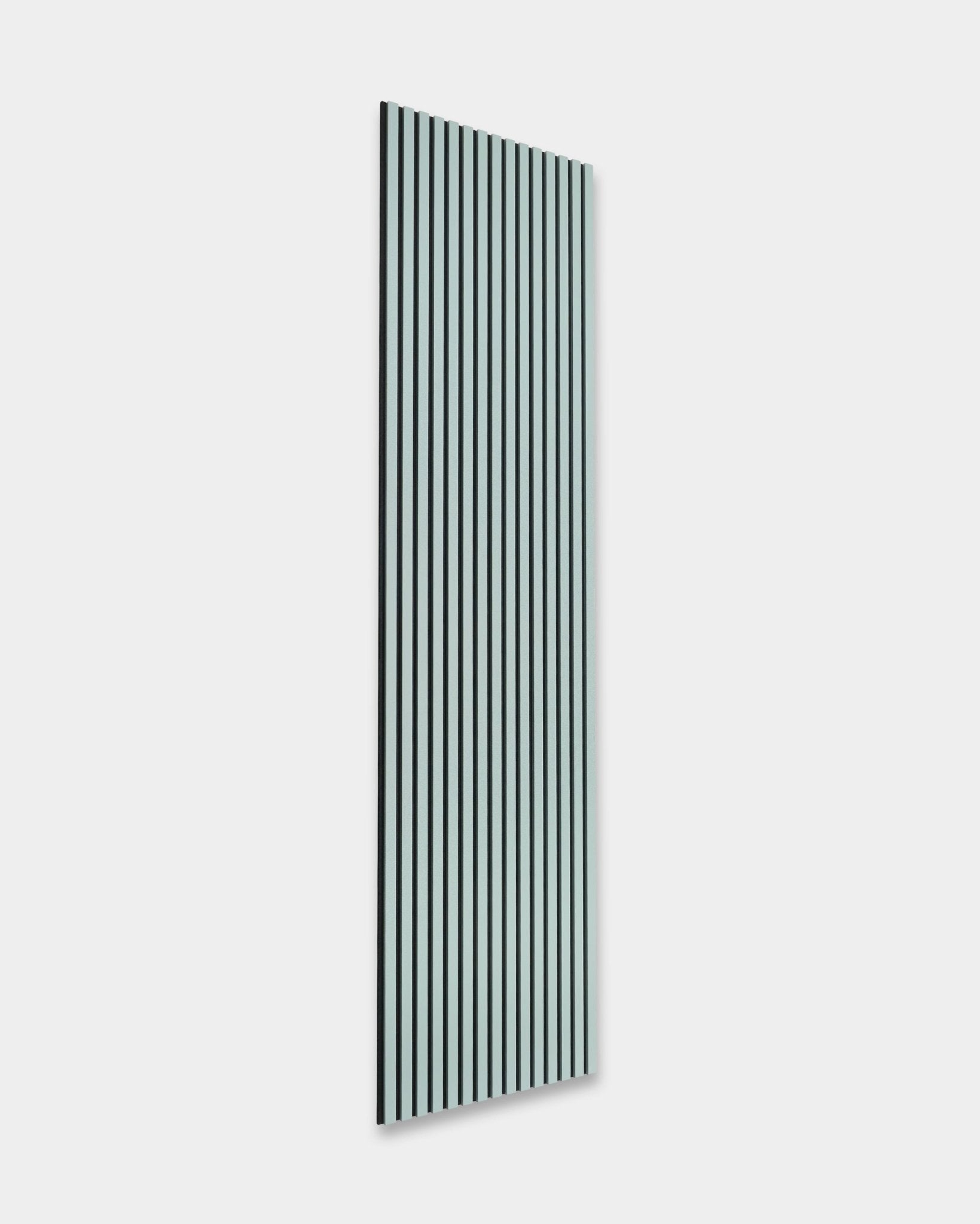 WoodUpp Hue Akupanel en Cloud, 240 x 60 cm, avec vertical black et des lattes blanches sur un fond gris clair pour un meilleur confort acoustique. Design minimaliste nordique.
