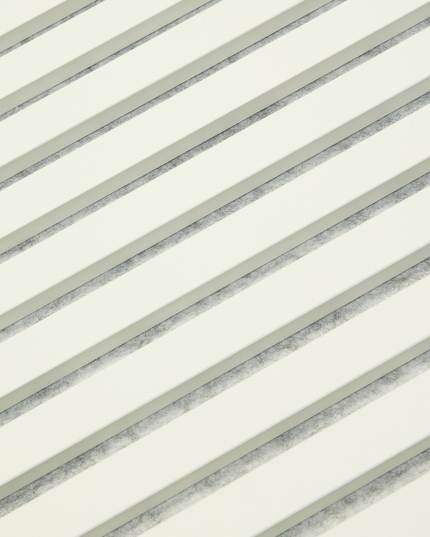 WoodUpp Akupanel Snow (240 x 60 cm) est un Panneau acoustique blanc avec des lattes régulièrement espacées et de subtiles ombres grises, conçu pour les intérieurs nordiques modernes.