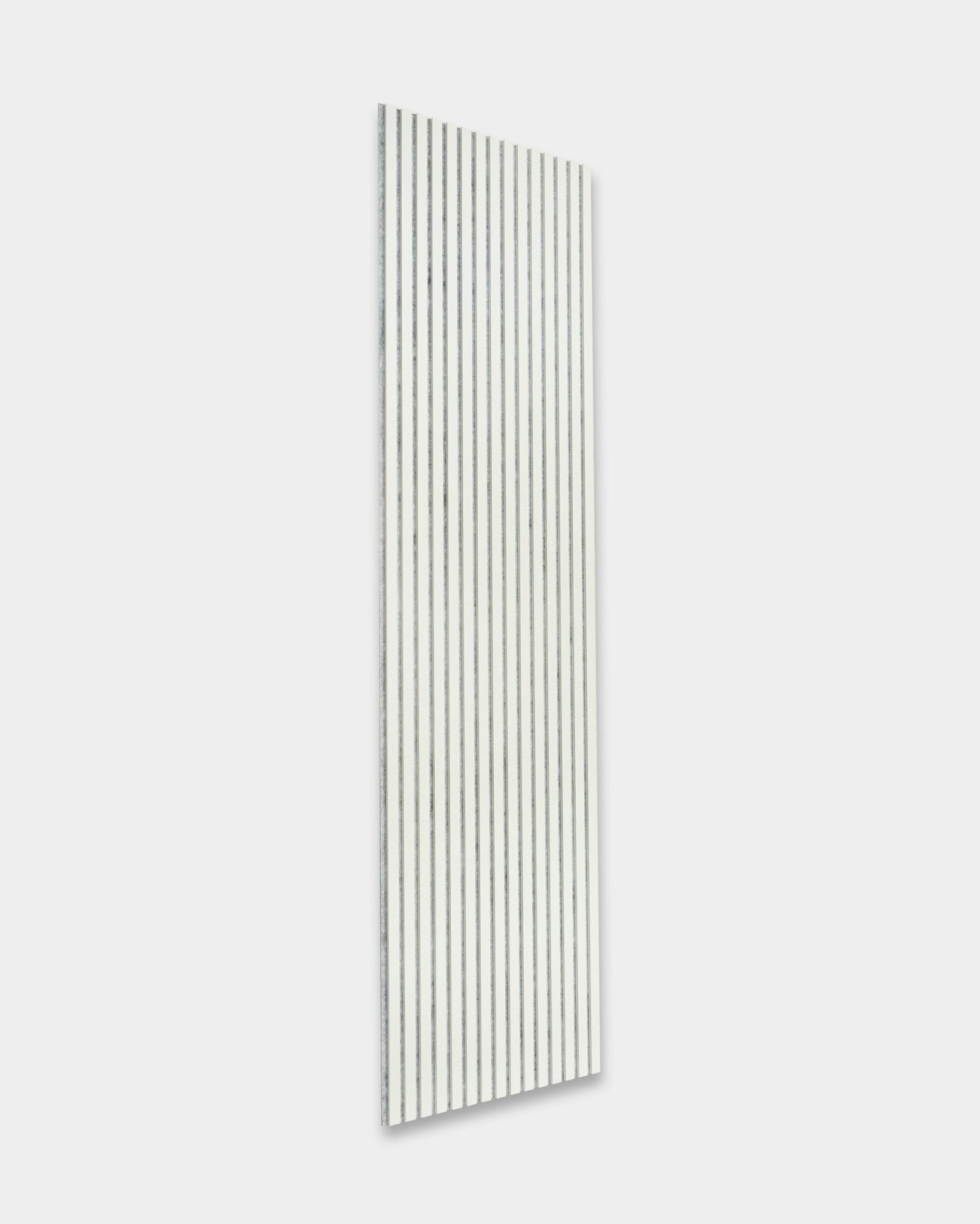 Akupanel Snow de WoodUpp, un panneau mural acoustique à lattes blanc avec des rainures black (240 x 60 cm), monté sur un mur gris clair pour améliorer l’acoustique.
