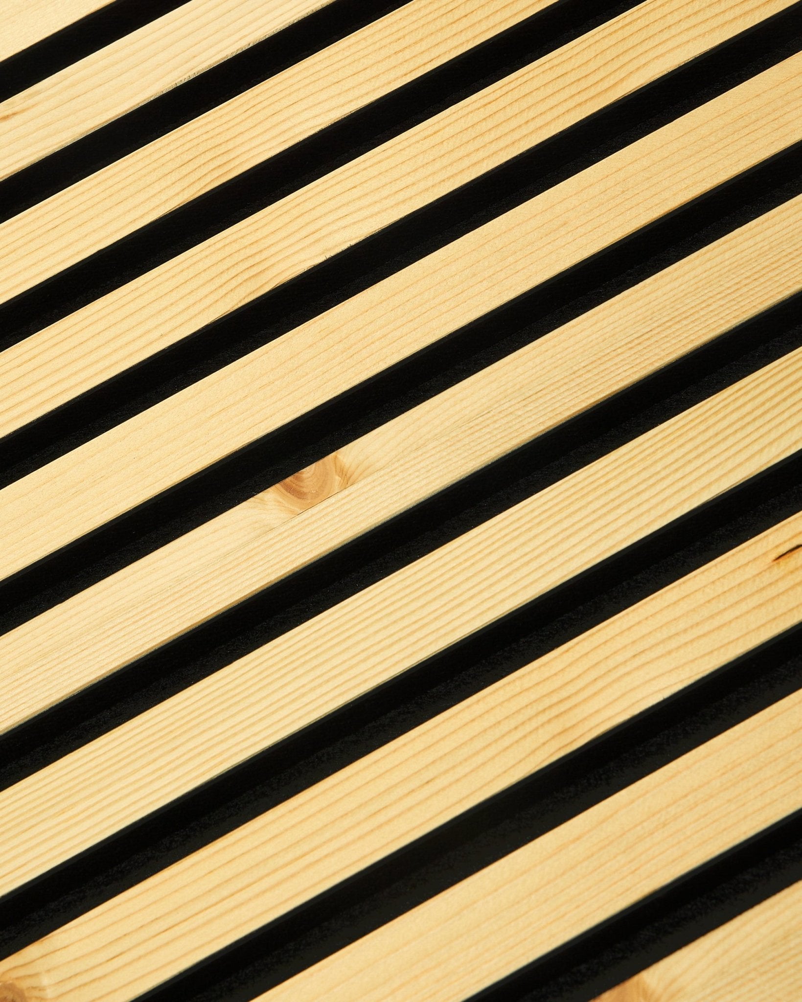 Gros plan sur le Panneau acoustique WoodUpp Akupanel Rustic | Alp, 240 x 60 cm, avec des lattes en bois en diagonale, des interstices foncés et un design scandinave minimaliste.