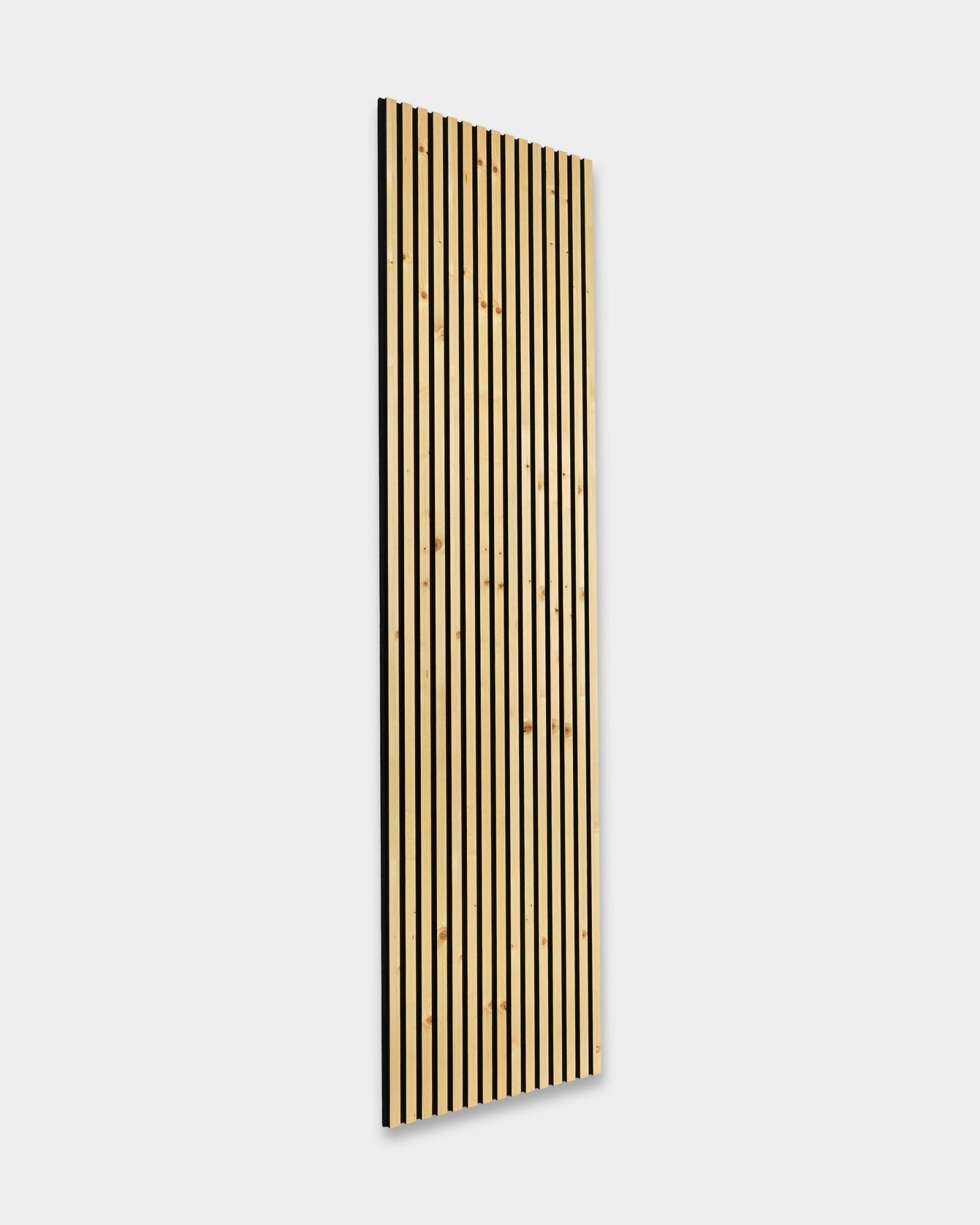 WoodUpp Akupanel Rustic Alp 300x60cm Panneau acoustique avec des lattes en bois clair vertical sur un support black, monté sur un mur blanc. Design nordique minimaliste.