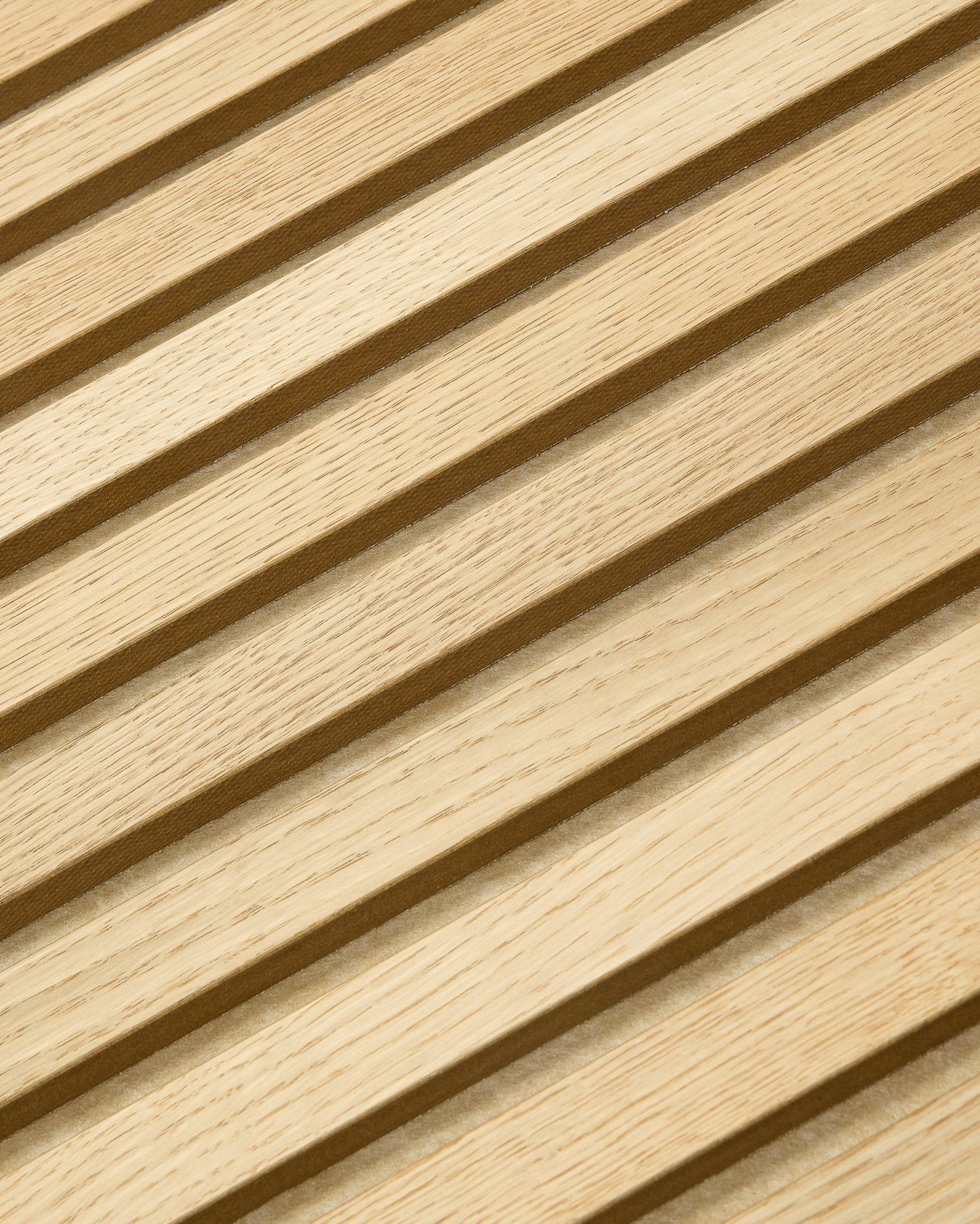 Gros plan sur WoodUpp Akupanel Tonal en chêne classique, 240 x 60 cm, avec des lattes acoustiques diagonales en bois clair au motif rayé nordique.