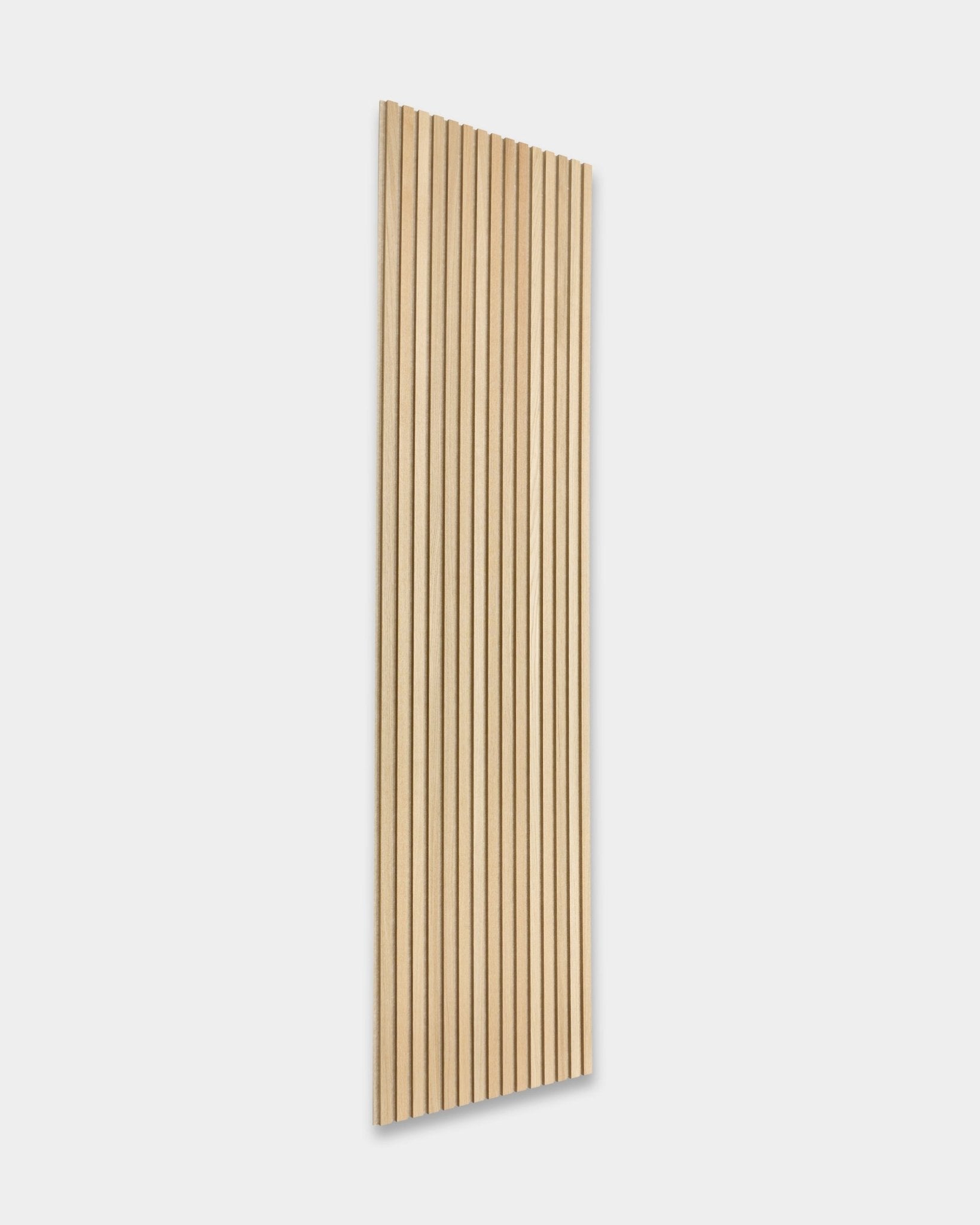Akupanel Classic Oak Panneau acoustique de WoodUpp, 300 x 60 cm, présente des lattes vertical nordiques et un design scandinave minimaliste sur fond blanc.