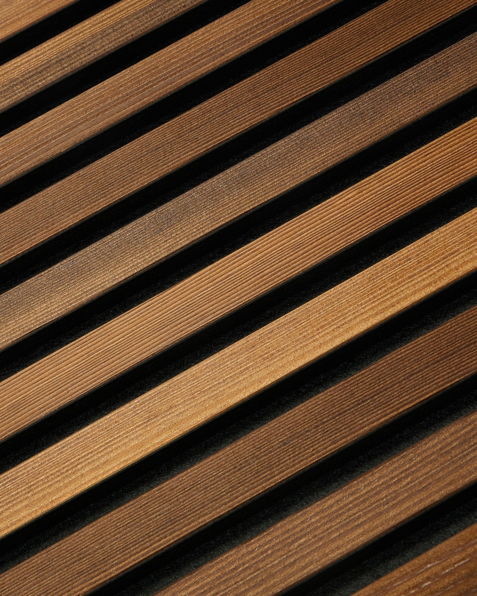 WoodUpp Akupanel Rustic en mélèze fumé (240x60 cm) présente des lattes acoustiques diagonales brown qui créent un style nordique rayé avec de subtils détails ombrés.