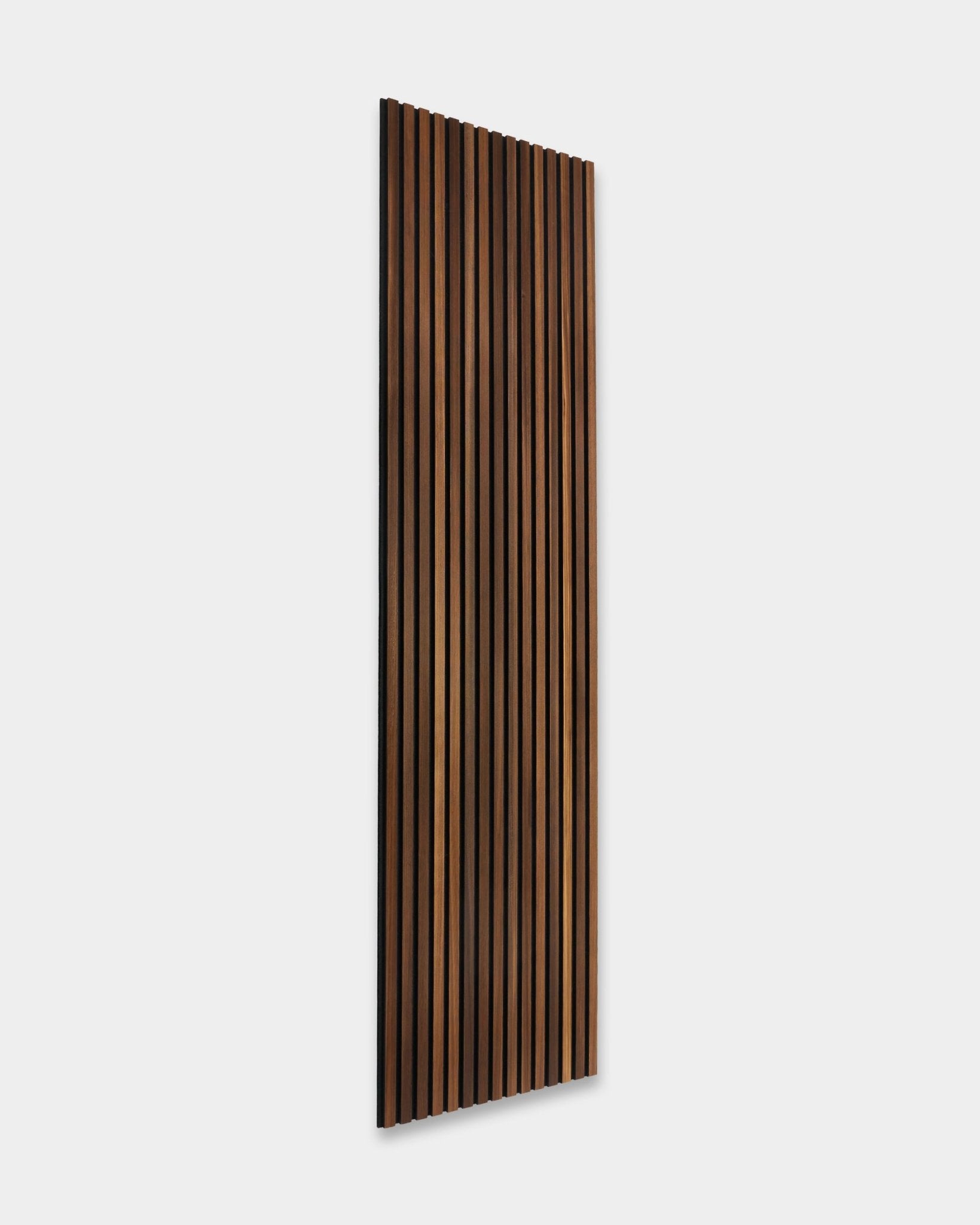 WoodUpp Akupanel Rustic Panneau acoustique en mélèze fumé, 240x60 cm, avec des lattes en bois vertical et un style de design scandinave sur un fond gris clair uni.