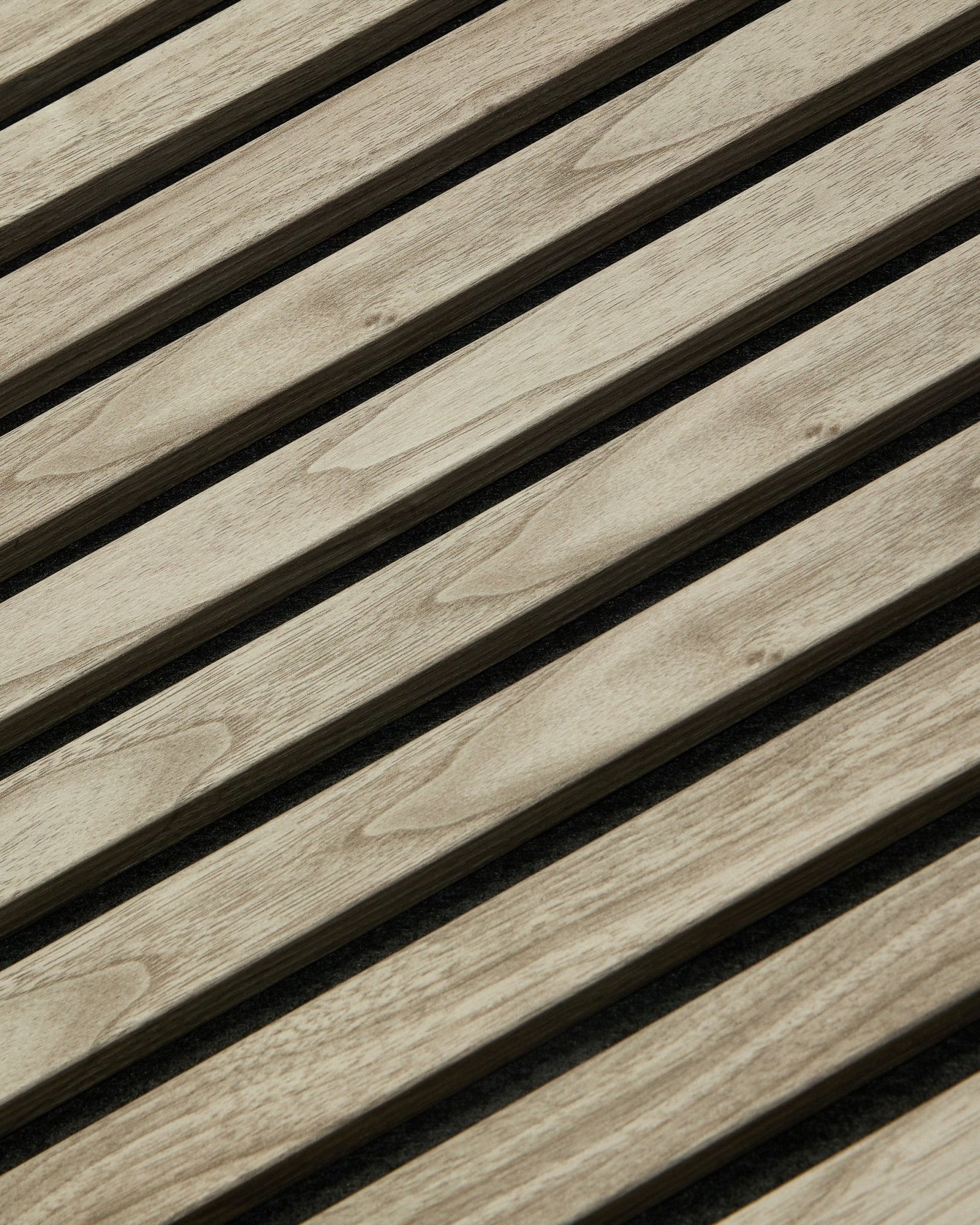WoodUpp Akupanel Essential en chêne vieilli (240x60 cm) avec veinage du bois visible et lattes vertical régulièrement espacées sur un support en feutre acoustique foncé.