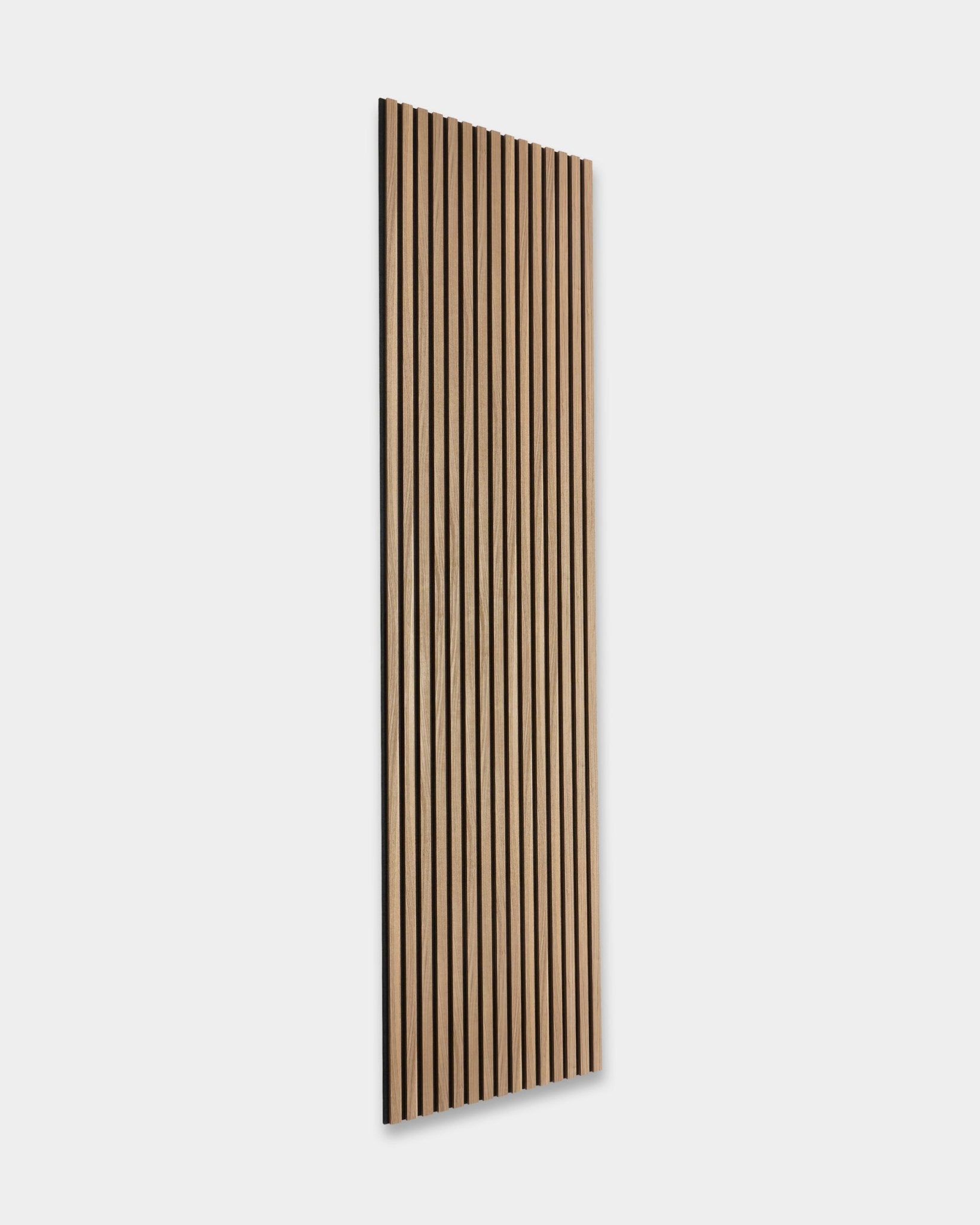 WoodUpp Essential Akupanel en English Walnut, 240 x 60 cm, présente des lattes en bois vertical sur un fond uni gris clair. Design de panneau acoustique en bois d’inspiration nordique.