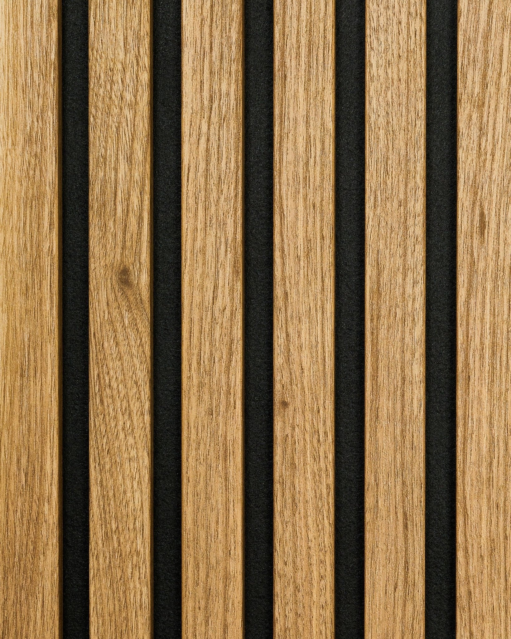 Échantillon Akupanel en chêne anglais par WoodUpp, avec des lattes en bois vertical, des espaces en feutre black et un veinage natural wood visible.