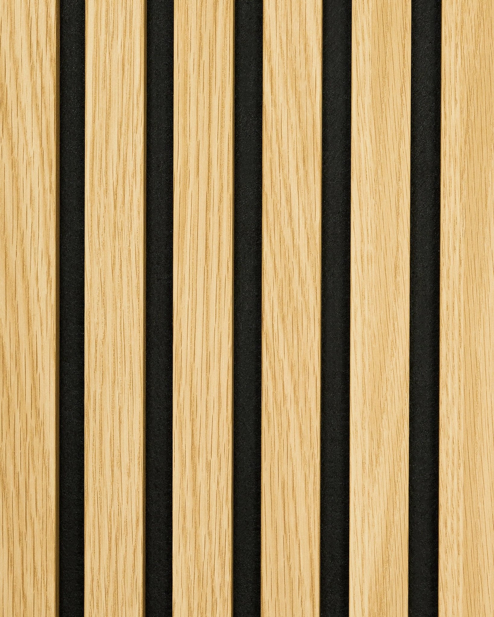 Échantillon Akupanel Panneau acoustique en chêne Southern Oak avec vertical lattes en bois clair et des espacements black réguliers, pour un rendu rayé minimaliste d’inspiration nordique.