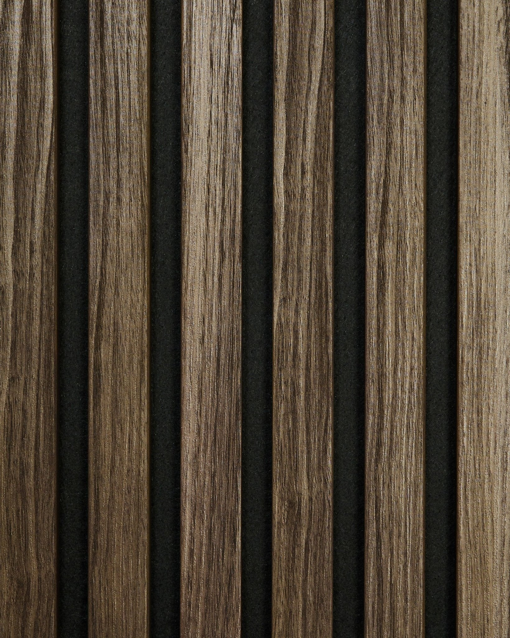L’échantillon Akupanel en Black Oak de WoodUpp présente vertical lattes en bois sur un fond sombre, mettant en valeur le veinage du bois dans un style nordique minimaliste.