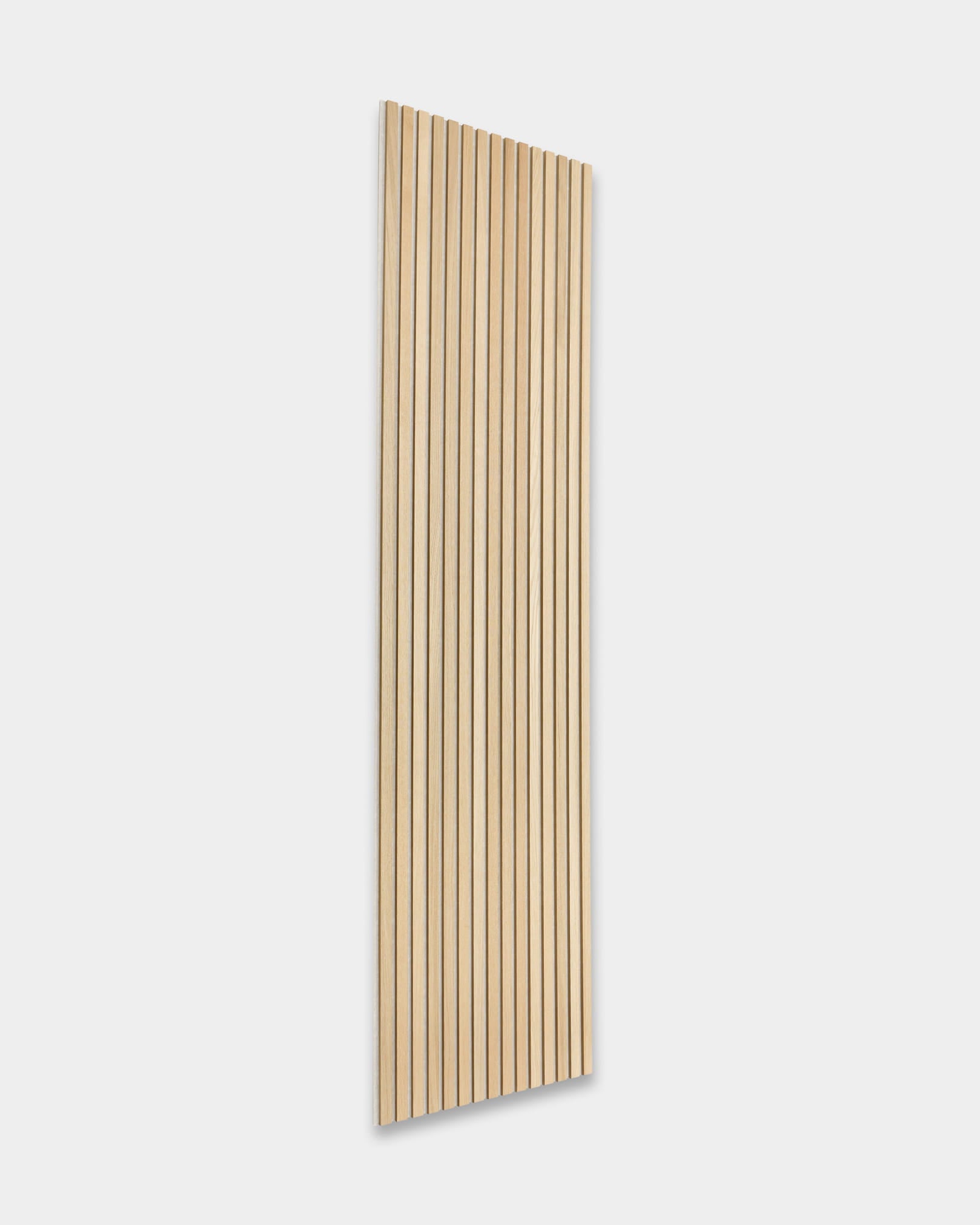 Panneaux acoustiques rectangulaires en bois WoodUpp Akupanel avec lattes vertical régulièrement espacées, présentés sur un fond blanc uni.