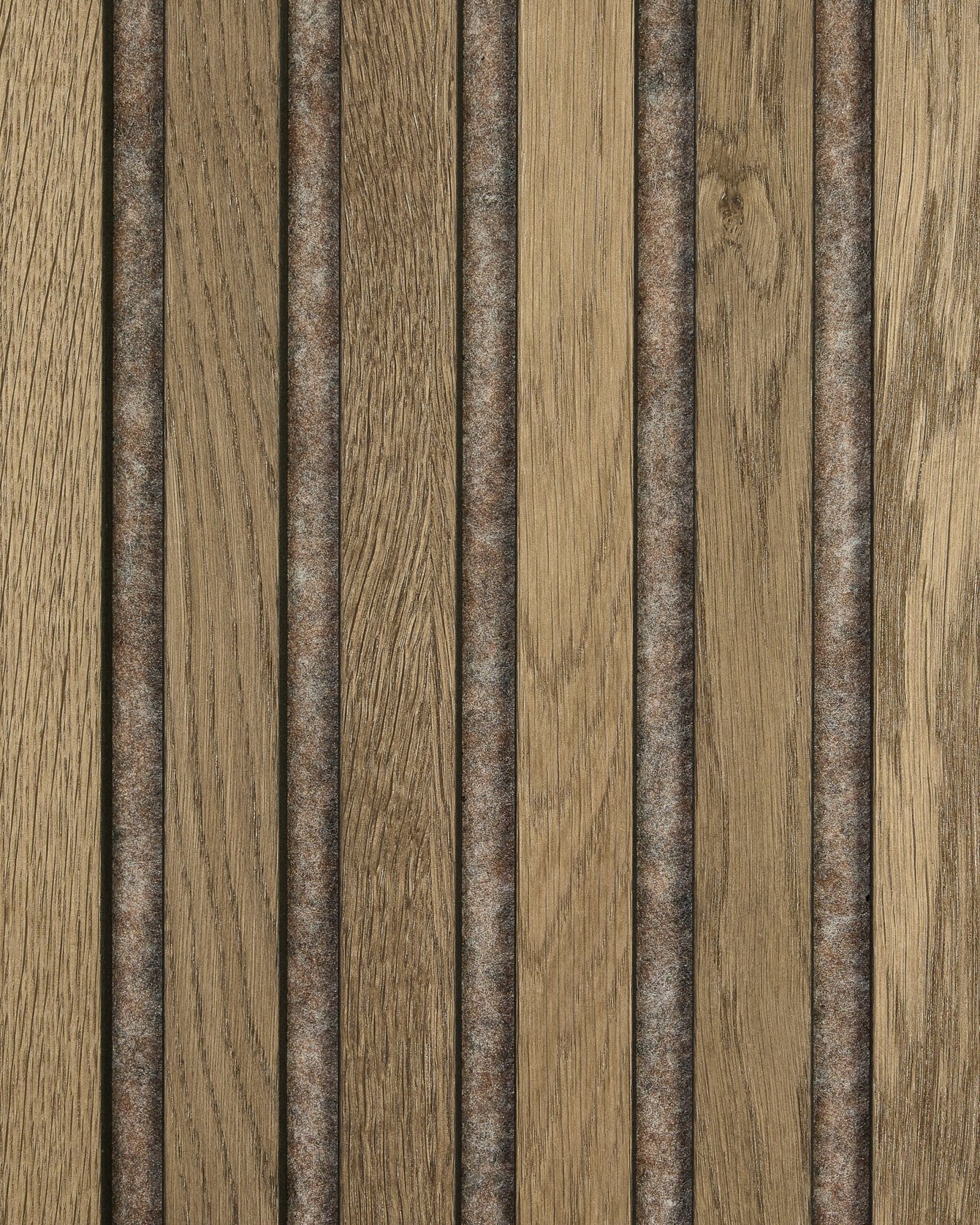 Échantillon WoodUpp Akupanel en Grey Oak, avec des panneaux acoustiques en bois vertical au veinage naturel, une finition brown texturée, et des bandes de feutre foncé entre les lattes.