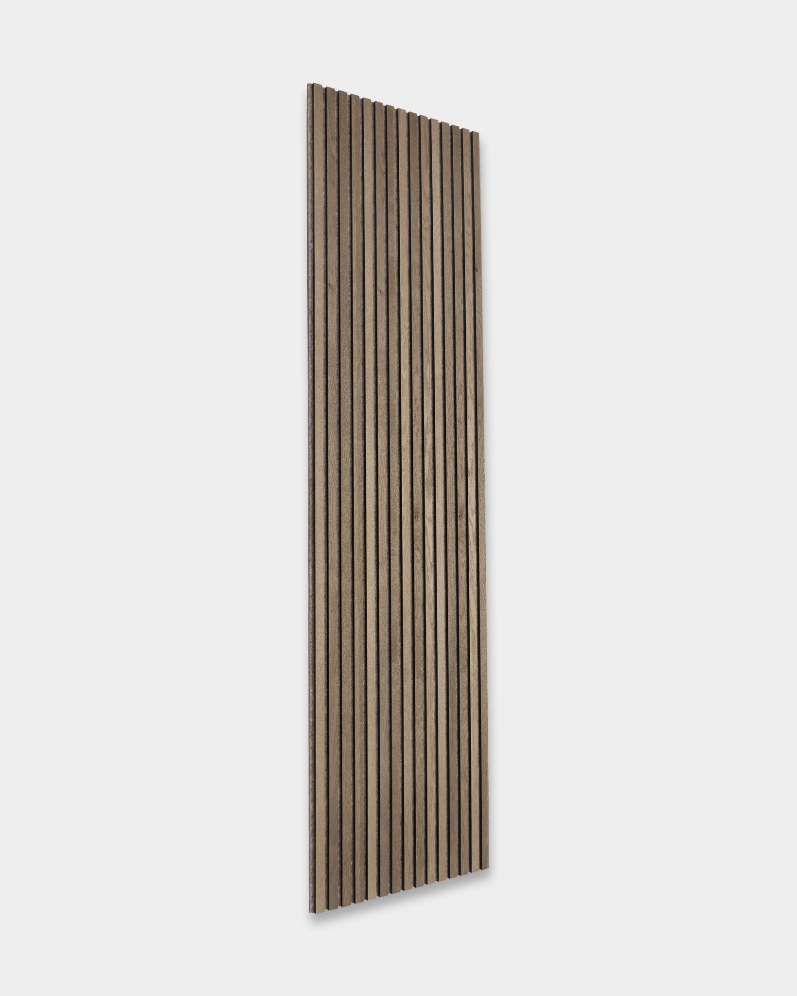 WoodUpp Tonal Akupanel en Grey Oak (240x60 cm) est un Panneau acoustique nordique avec des lattes natural wood foncées et claires alternées sur un fond gris clair.