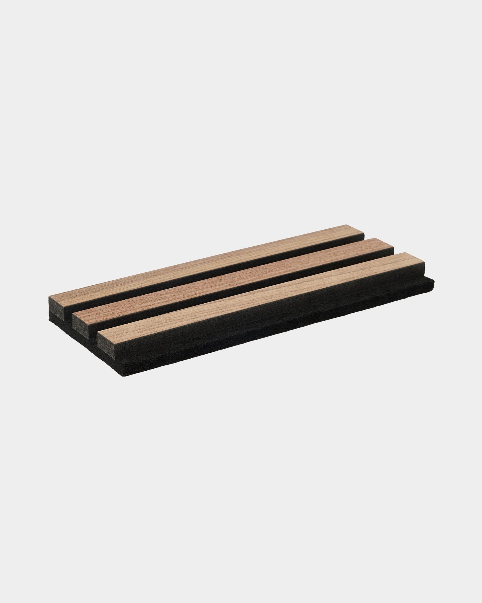 L’échantillon WoodUpp Original en noyer est un accessoire en bois minimaliste en forme de plateau, avec trois bandes lumineuses intégrées et des bords black, conçu pour une utilisation sur table.