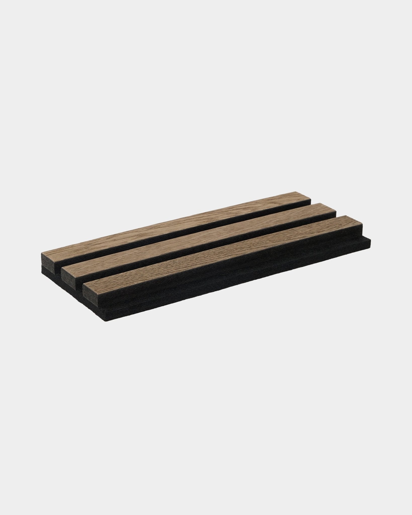 WoodUpp Rustic | Échantillon de panneau acoustique Grey Oak avec trois lattes parallèles, finition natural wood et côtés black, inspiré des codes du design nordique.