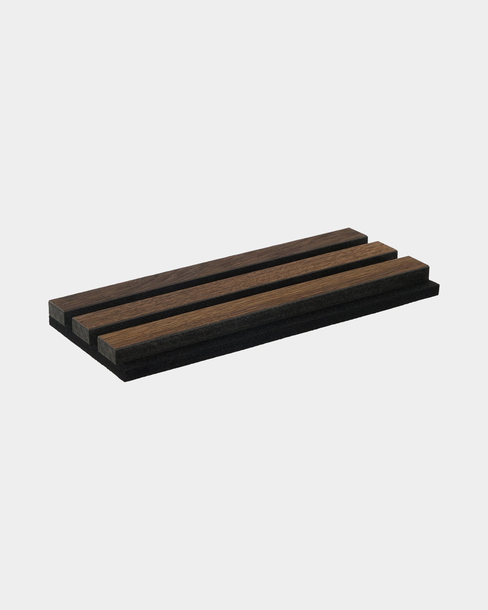 Plateau d’échantillons WoodUpp Rustic en Smoked Oak avec des lattes de bois brown foncées et moyennes en alternance, conçu comme accessoire ou élément de présentation.