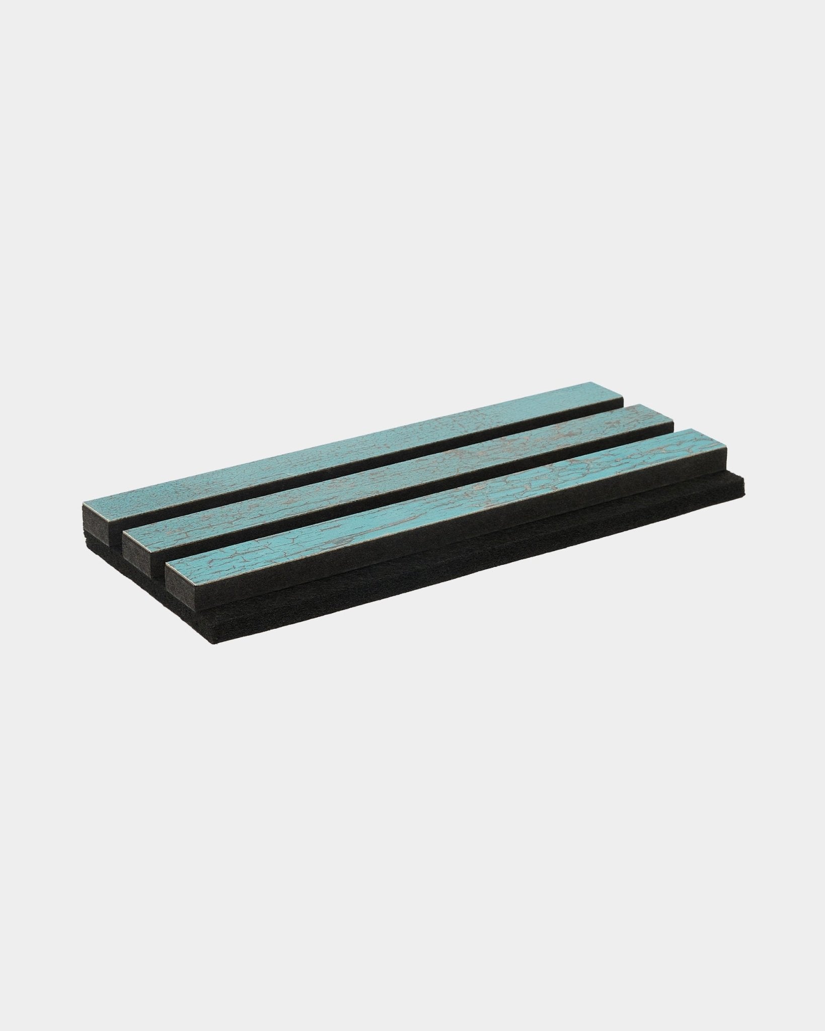 Trois coussinets en mousse Rebel Blue Oxide de WoodUpp sont empilés en parallèle sur une surface blanche et épurée ; ils sont conçus comme des accessoires acoustiques pour les intérieurs nordiques.
