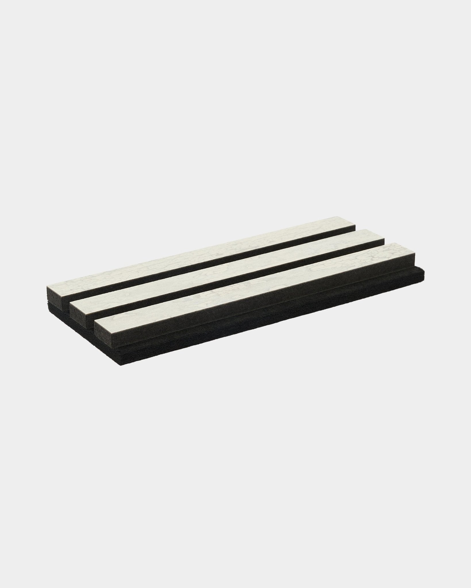 La planche d’échantillon Rebel de WoodUpp, présentée dans la finition White Oxide avec black et des rayures blanches, reflète l’esthétique nordique minimaliste de la marque.