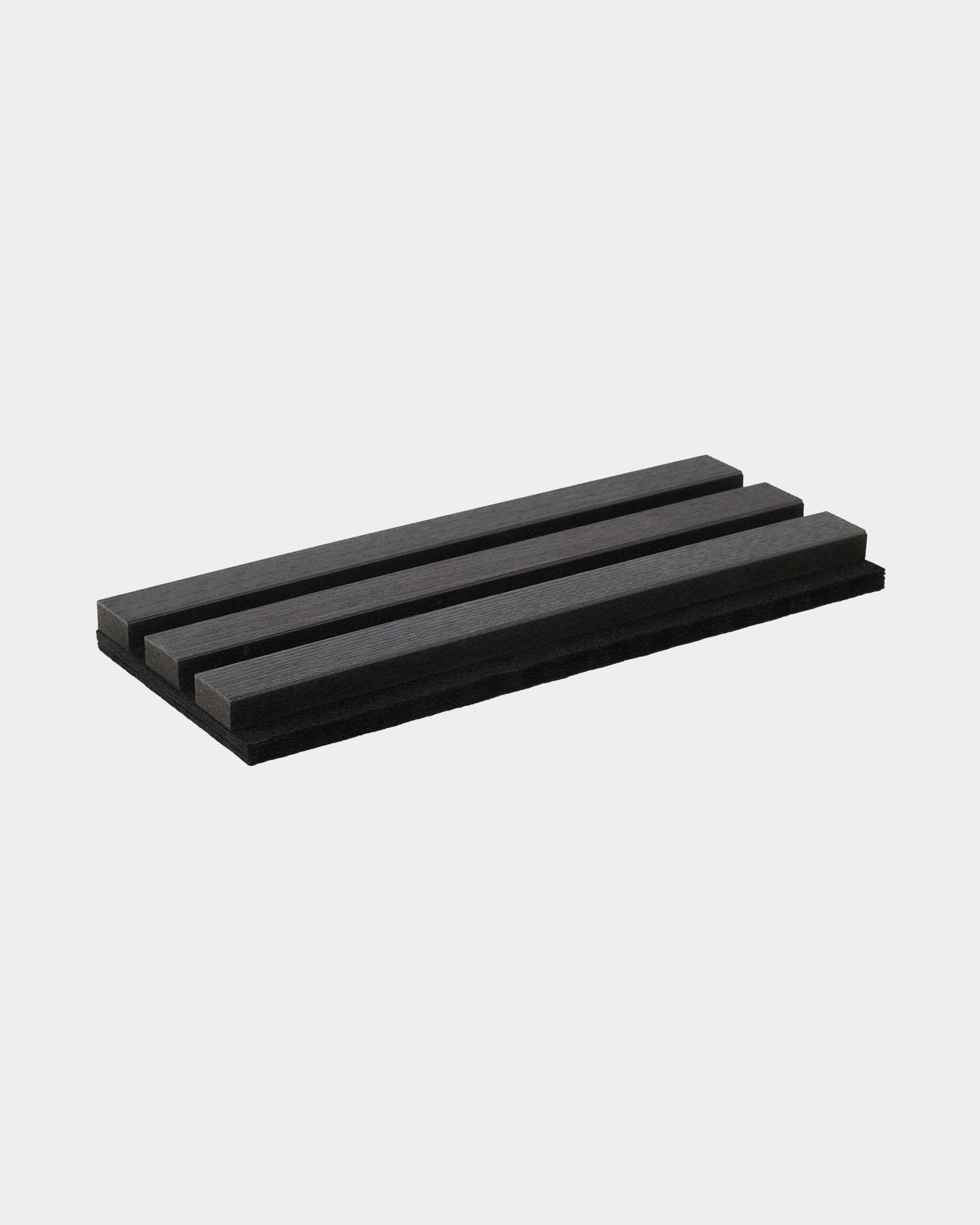 Échantillon WoodUpp Tonal en frêne Black, un vide-poches accessoire black avec trois rainures inclinées, présenté sur un fond blanc uni.