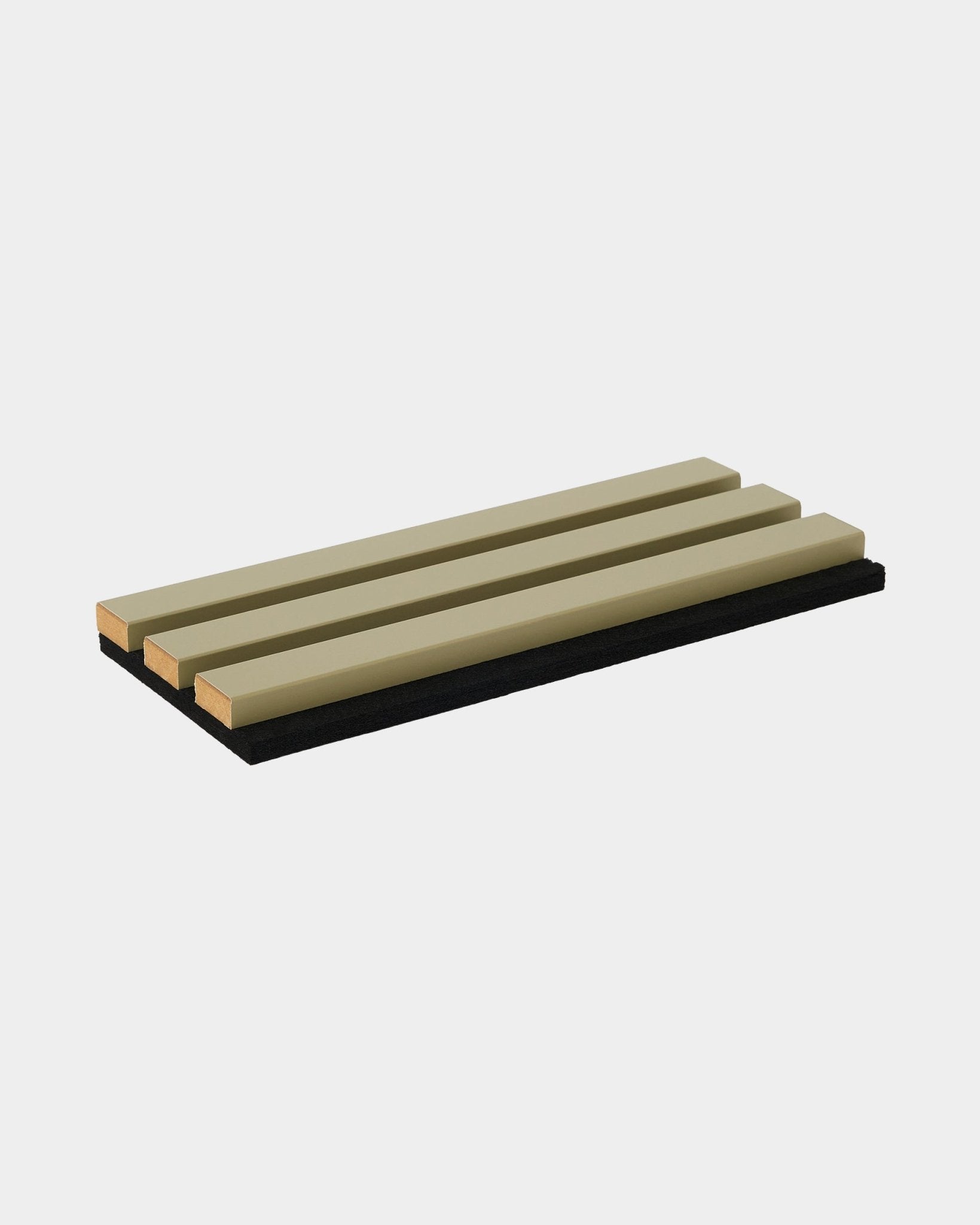 Échantillon Hue WoodUpp Akupanel en Moss : Panneau acoustique rectangulaire avec trois lattes de bois beige sur un support en feutre black, conçu pour l’absorption acoustique.