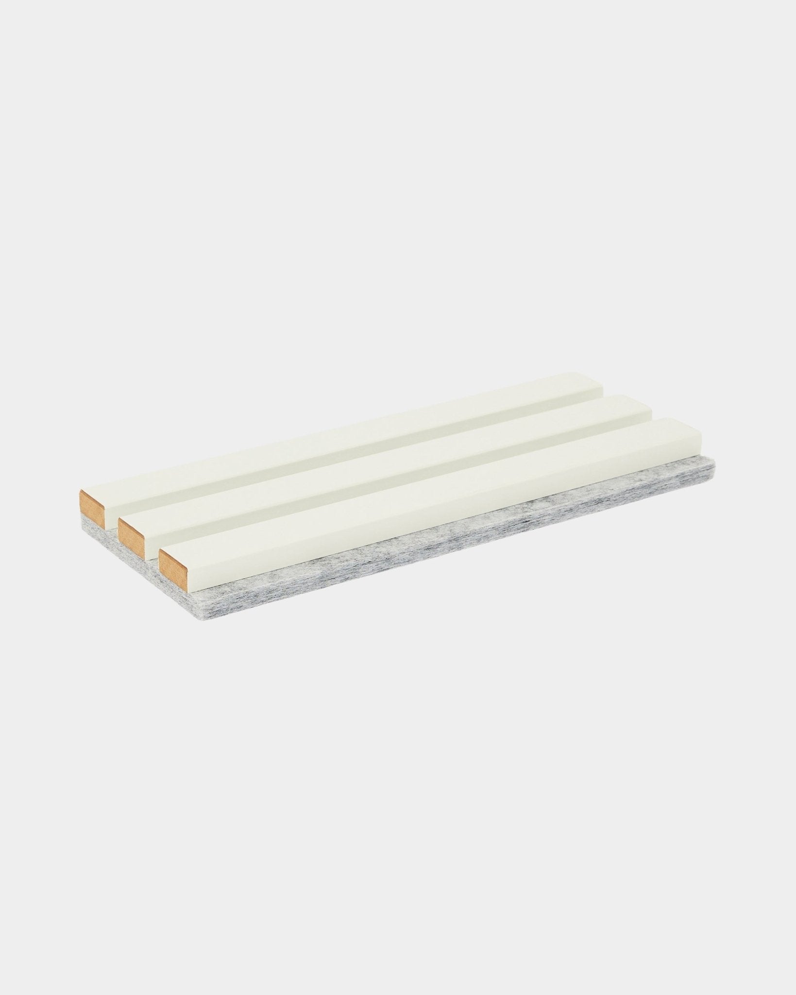 L’échantillon Hue / Snow de WoodUpp est une éponge de nettoyage rectangulaire avec trois bandes blanches et une couche grise résistante à récurer, utilisée pour l’entretien de Panneau acoustique.