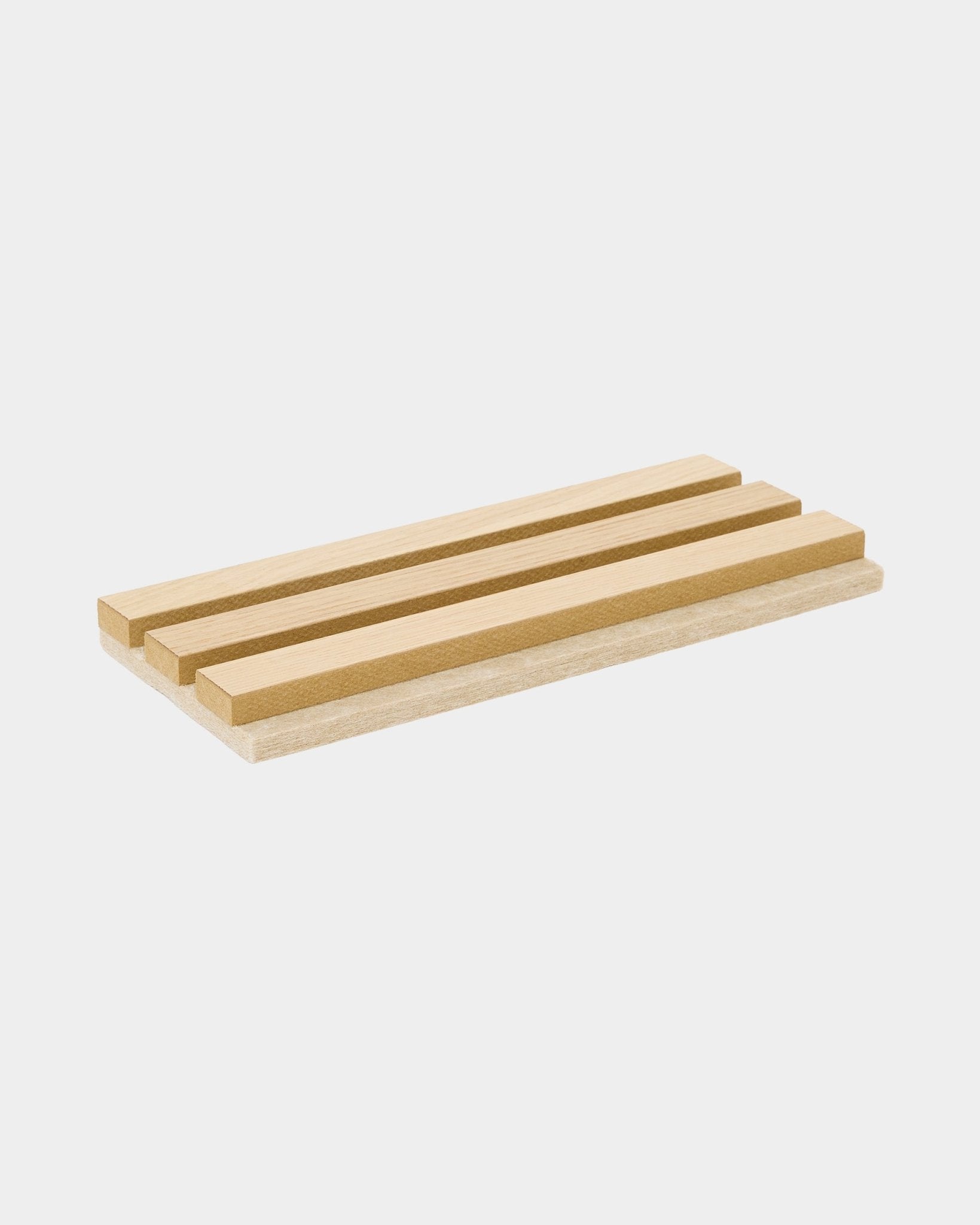 Échantillon WoodUpp Tonal en chêne classique avec support en feutre beige, un Panneau acoustique rectangulaire composé de trois tasseaux en bois en relief pour organiser ou exposer des objets à la maison.